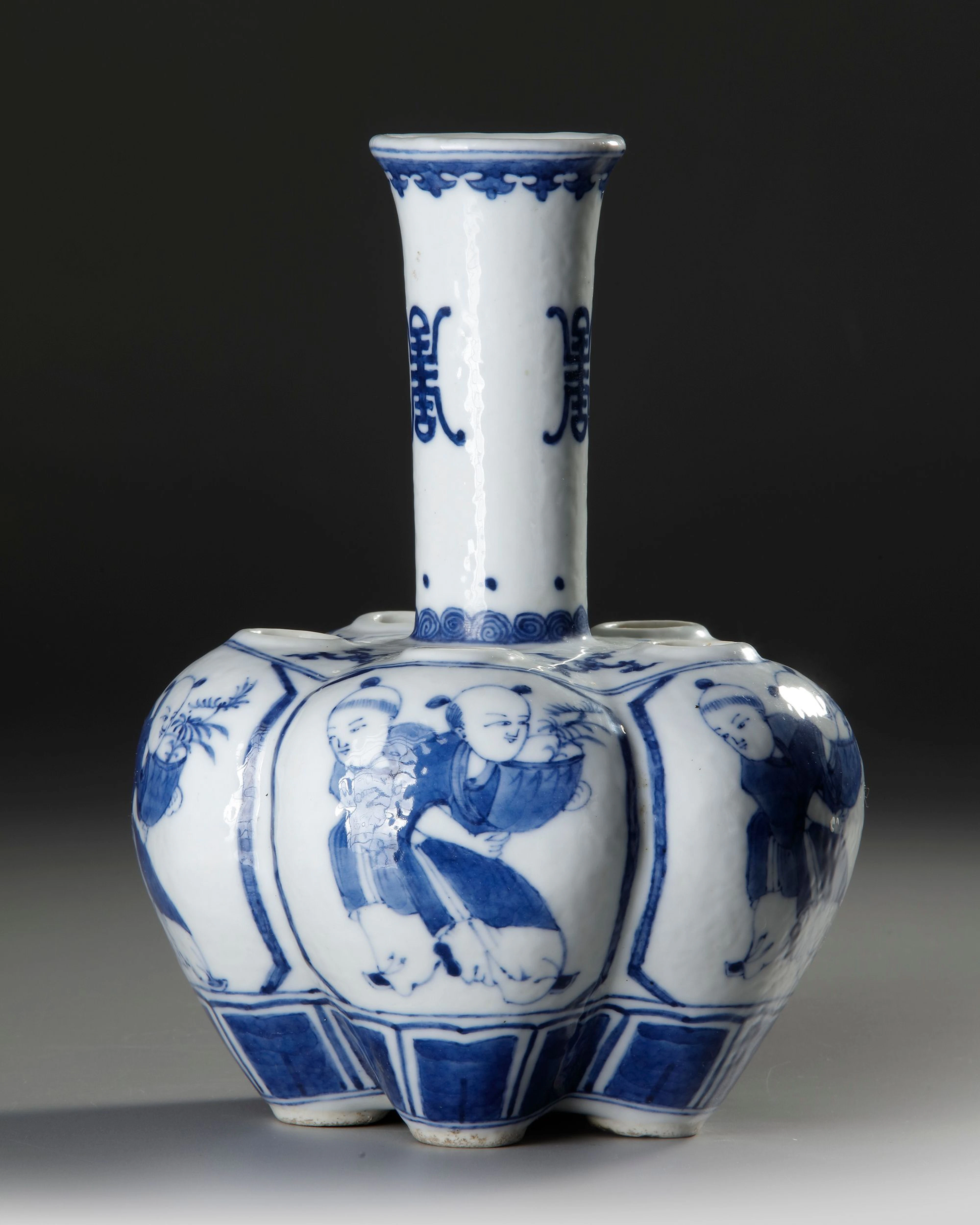 A CHINESE BLUE AND WHITE TULIP-SHAPED VASE, 19TH CENTURY