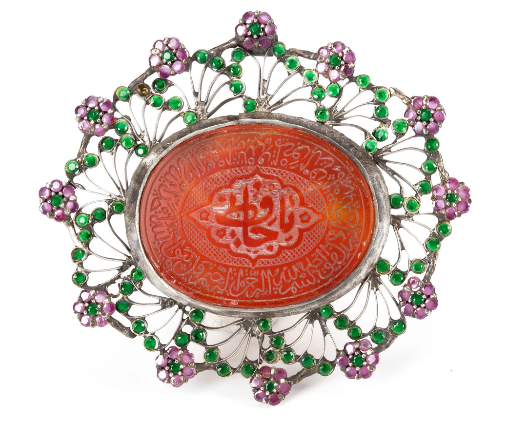 A MUGHAL GEM-SET CARNELIAN SILVER-MOUNTED PENDANT, INDIA, 19TH CENTURY