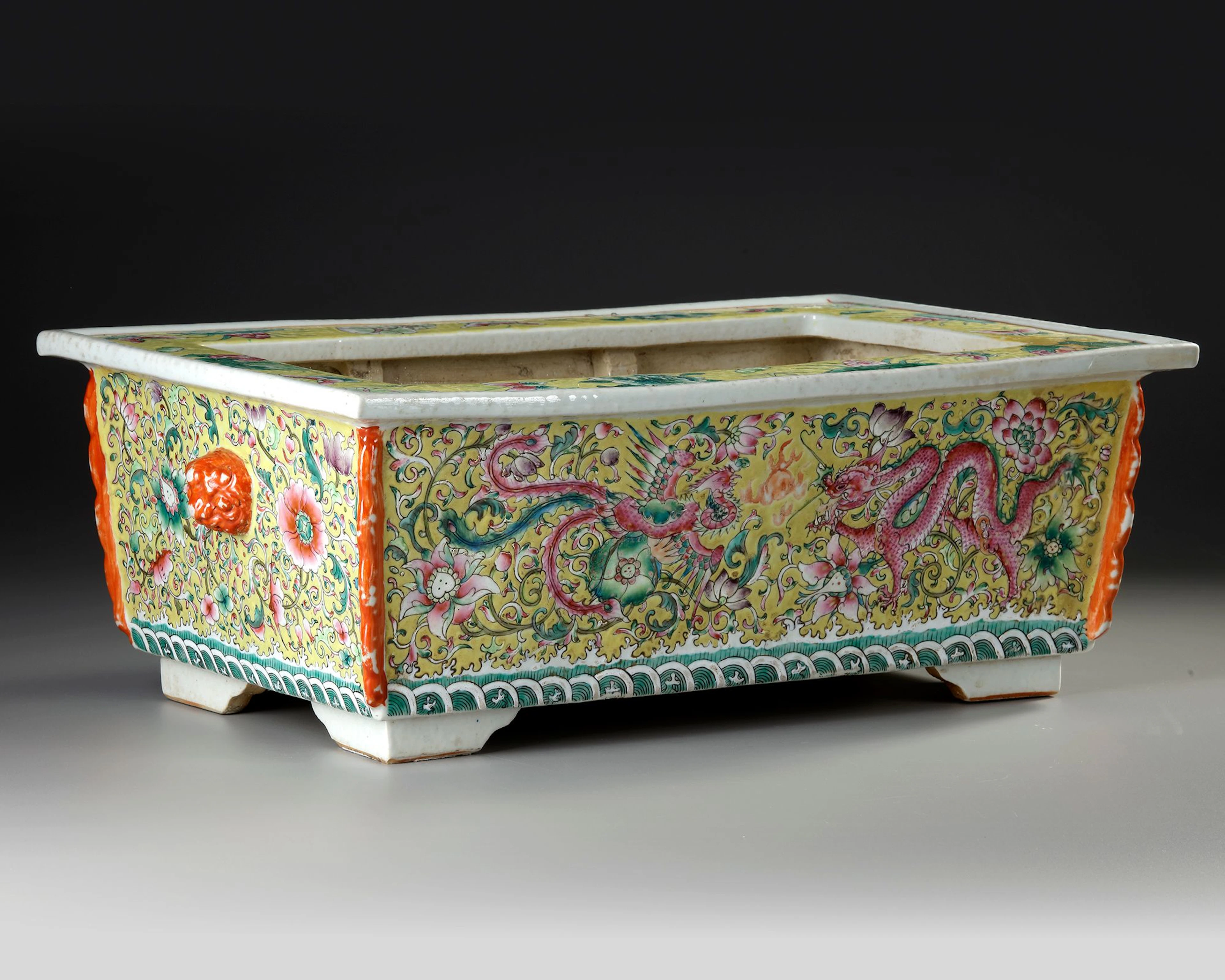 A CHINESE FAMILLE ROSE RECTANGULAR JARDINIÈRE, 19TH CENTURY