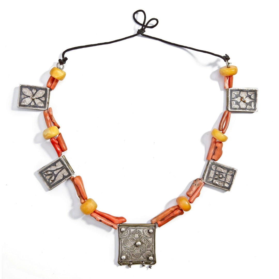 A SILVER NECKLACE WITH CORAL, TIBET, 19TH CENTURY