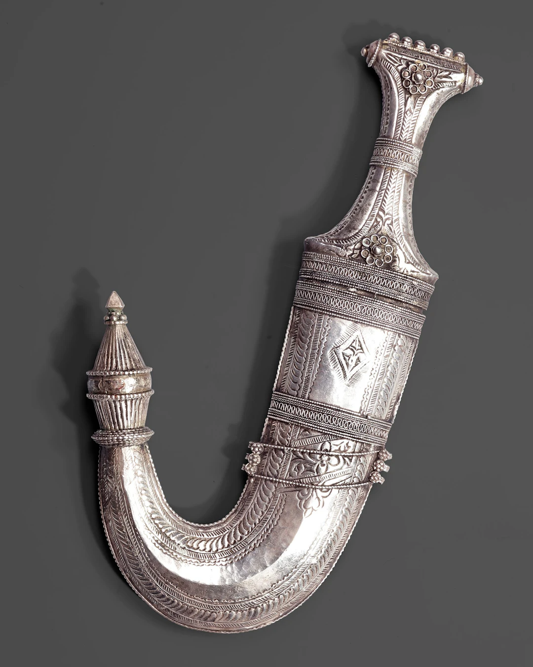 A SILVER YEMENI DAGGER (JANBIYA), EARLY 20TH CENTURY