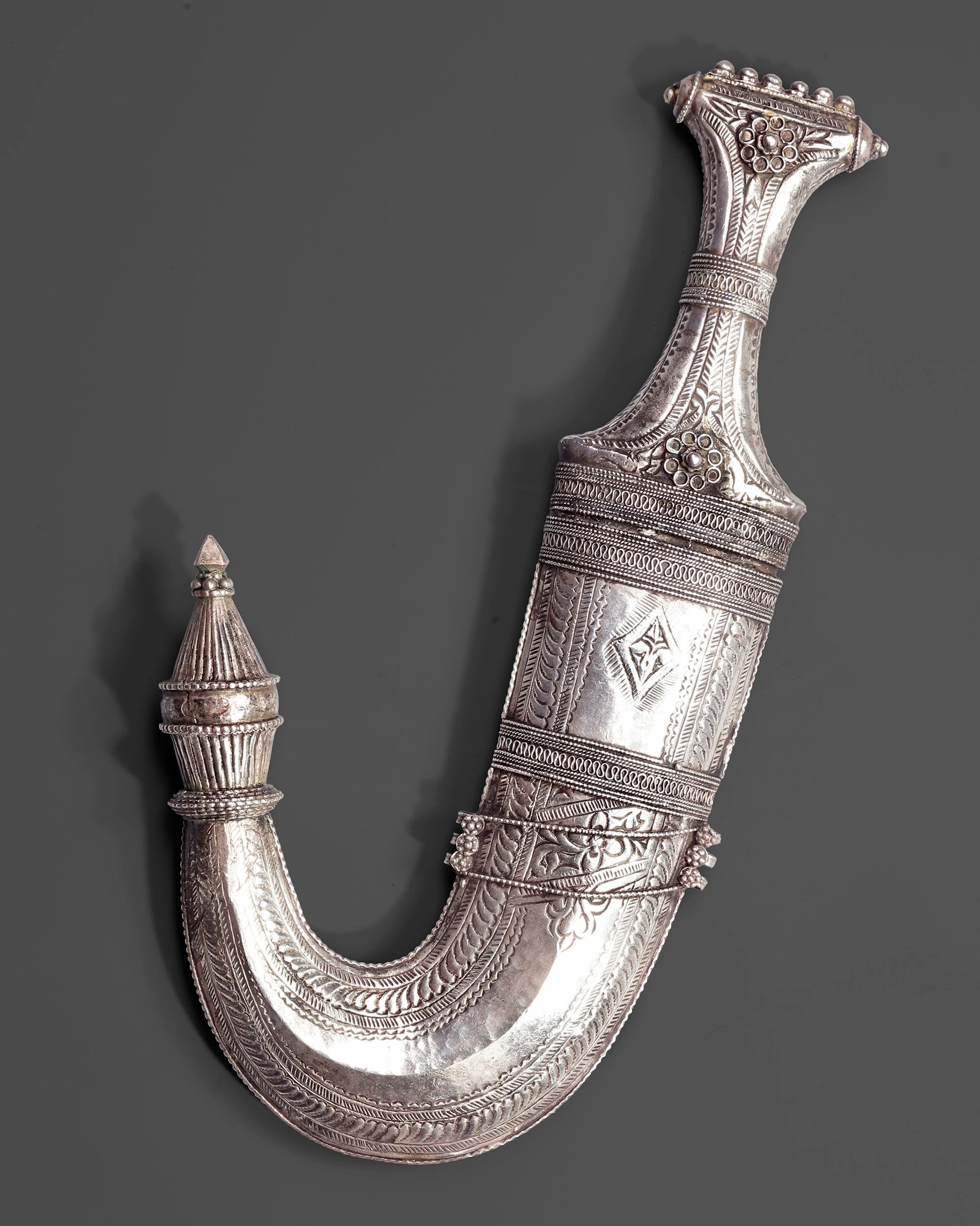 A SILVER YEMENI DAGGER (JANBIYA), EARLY 20TH CENTURY