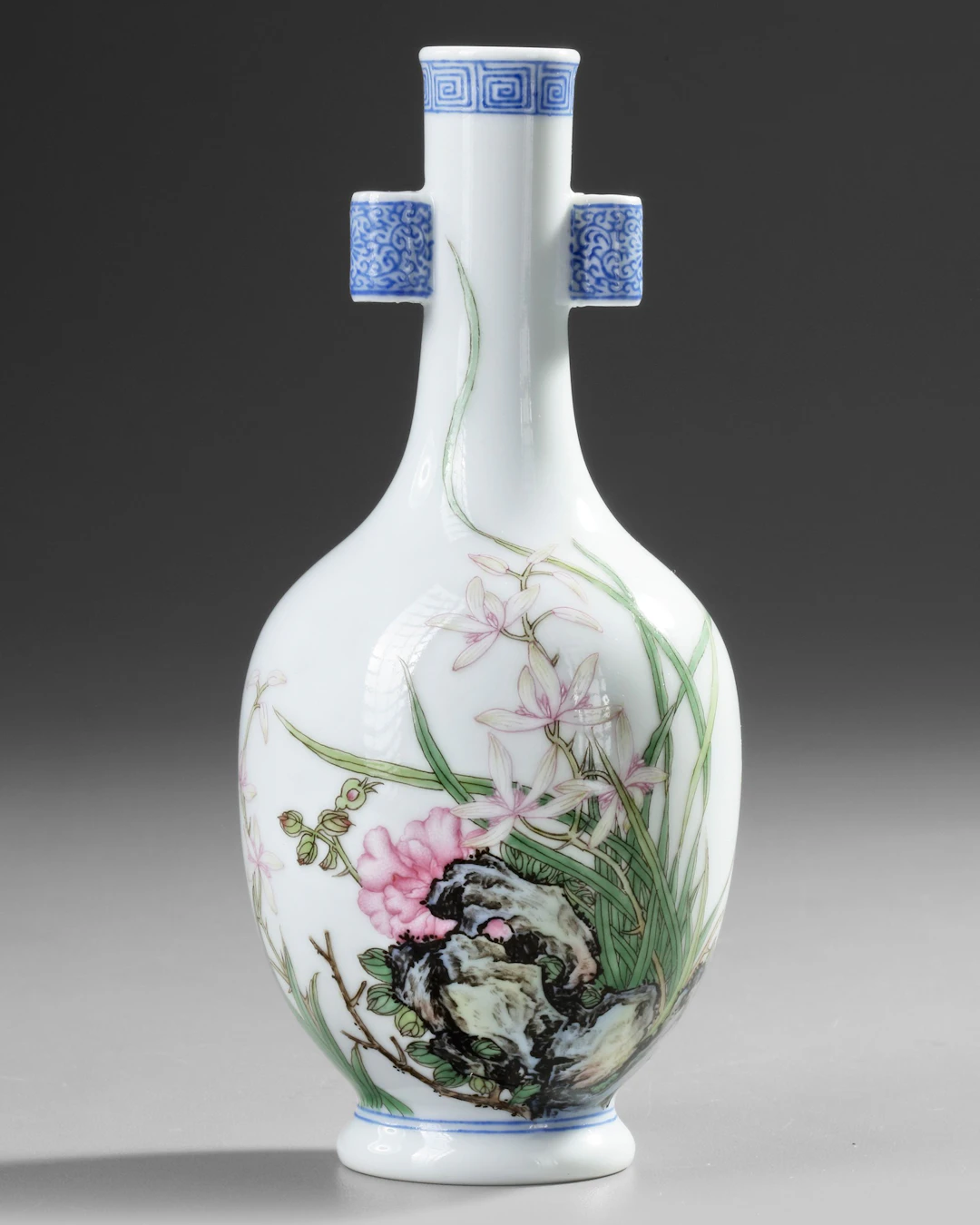 A SMALL CHINESE FAMILLE ROSE VASE, 20TH CENTURY