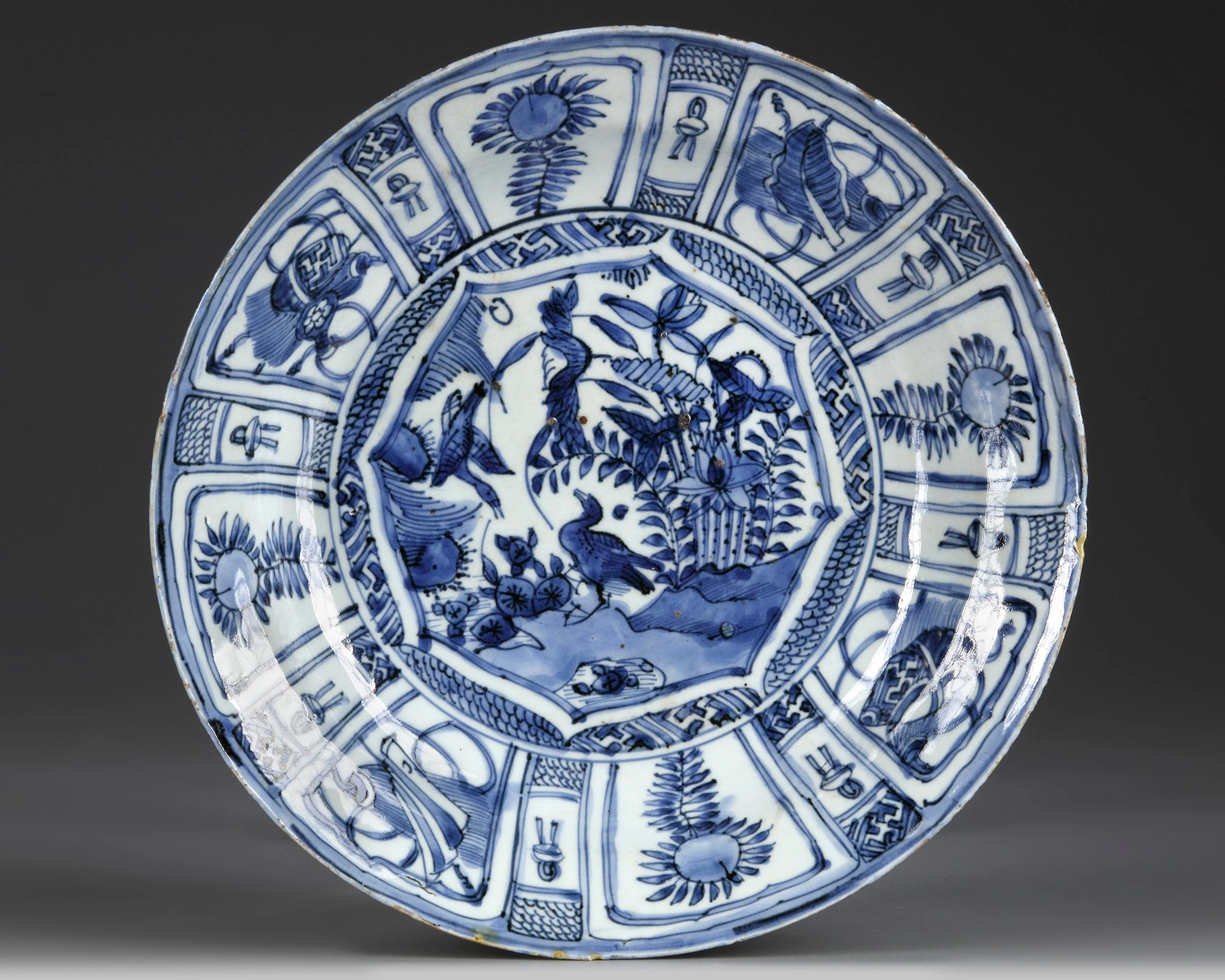 A CHINESE BLUE AND WHITE 'BIRDS' 'KRAAK PORCELAIN' DISH, WANLI PERIOD