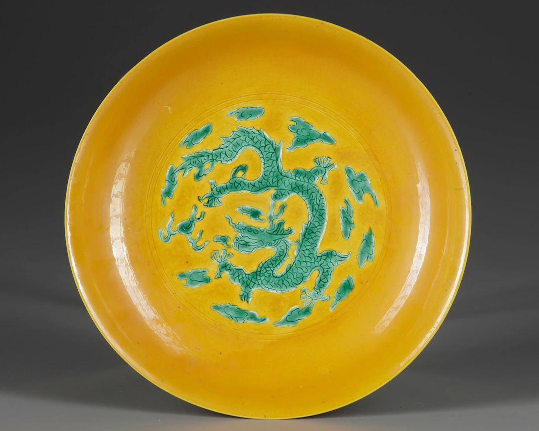 A CHINESE YELLOW-GROUND GREEN-ENAMELLED 'DRAGON' SAUCER,QING DYNASTY