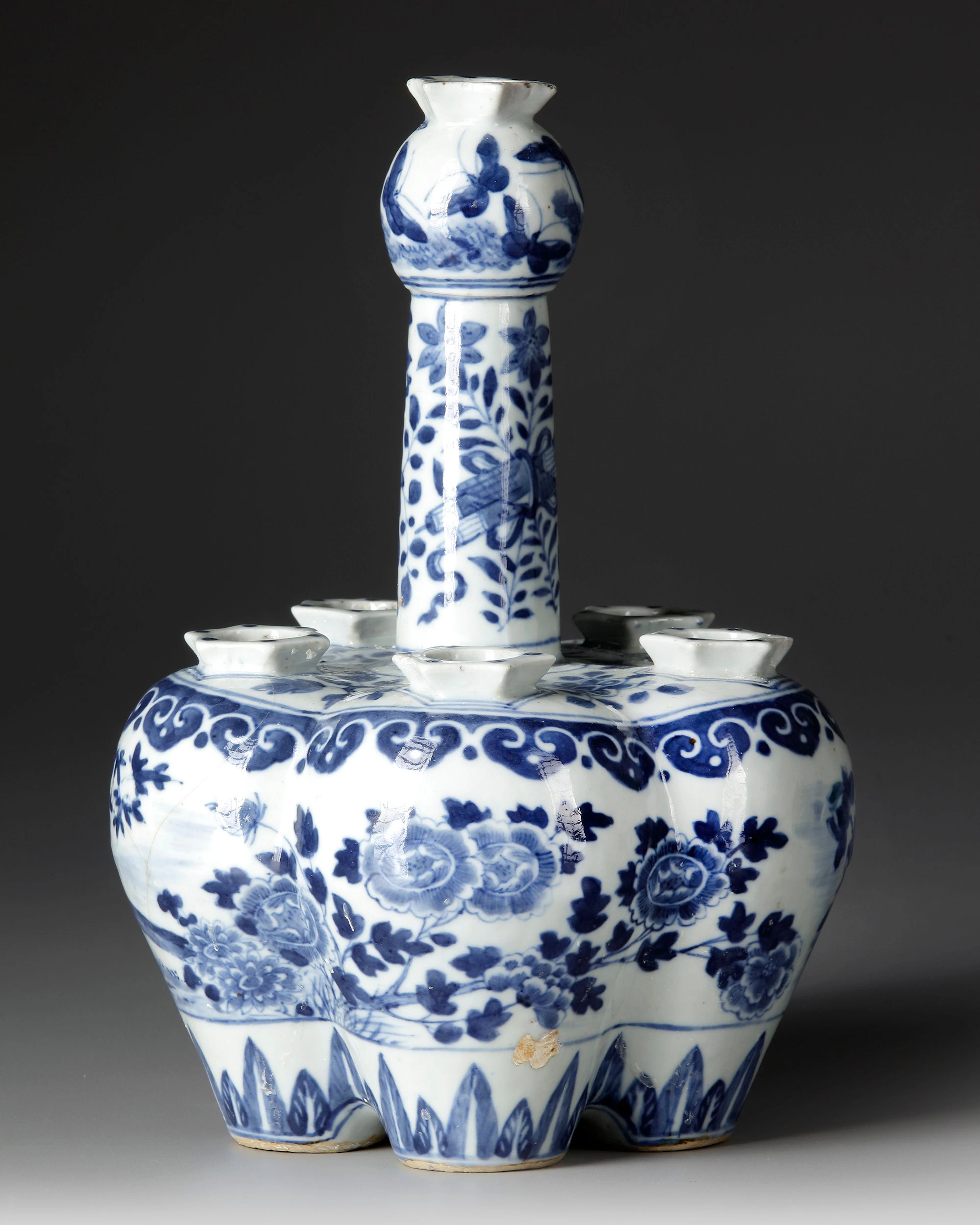 A CHINESE BLUE AND WHITE TULIP-SHAPED VASE, 19TH CENTURY