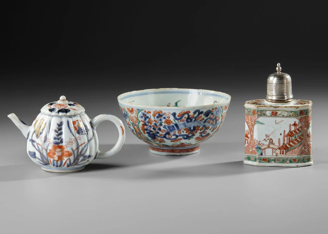 A GROUP OF CHINESE EXPORT PORCELAIN, IMARI AND FAMILLE VERTE, 18TH CENTURY