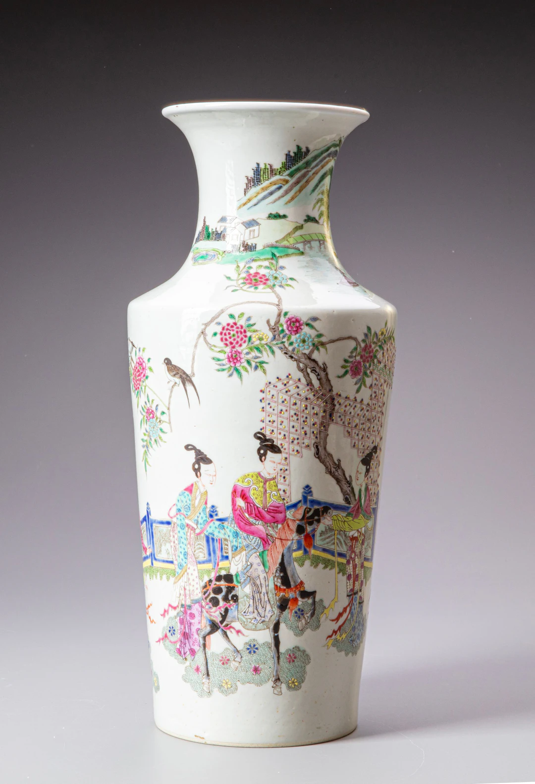A CHINESE FAMILY ROSE VASE WITH FIGURES, 18TH/ 19TH CENTURY