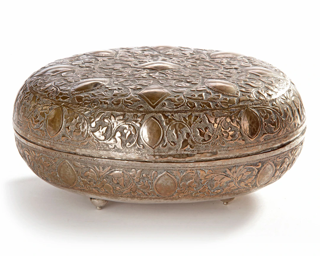 A MALAY SILVER BOX WITH COVER, 19TH CENTURY