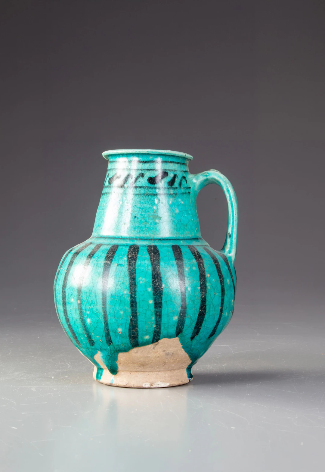 AN UNDERGLAZE PAINTED POTTERY EWER, 12TH–13TH CENTURY