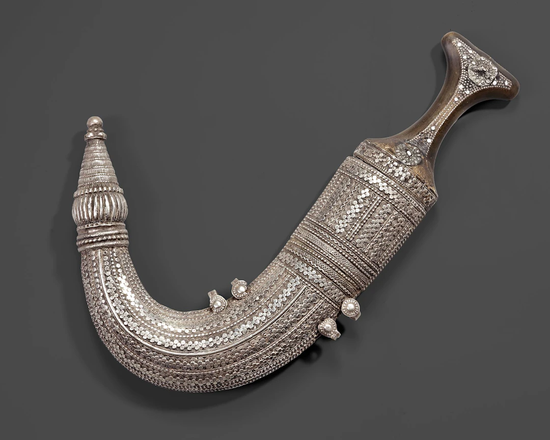 A SILVER YEMENI DAGGER (JANBIYA), EARLY 20TH CENTURY