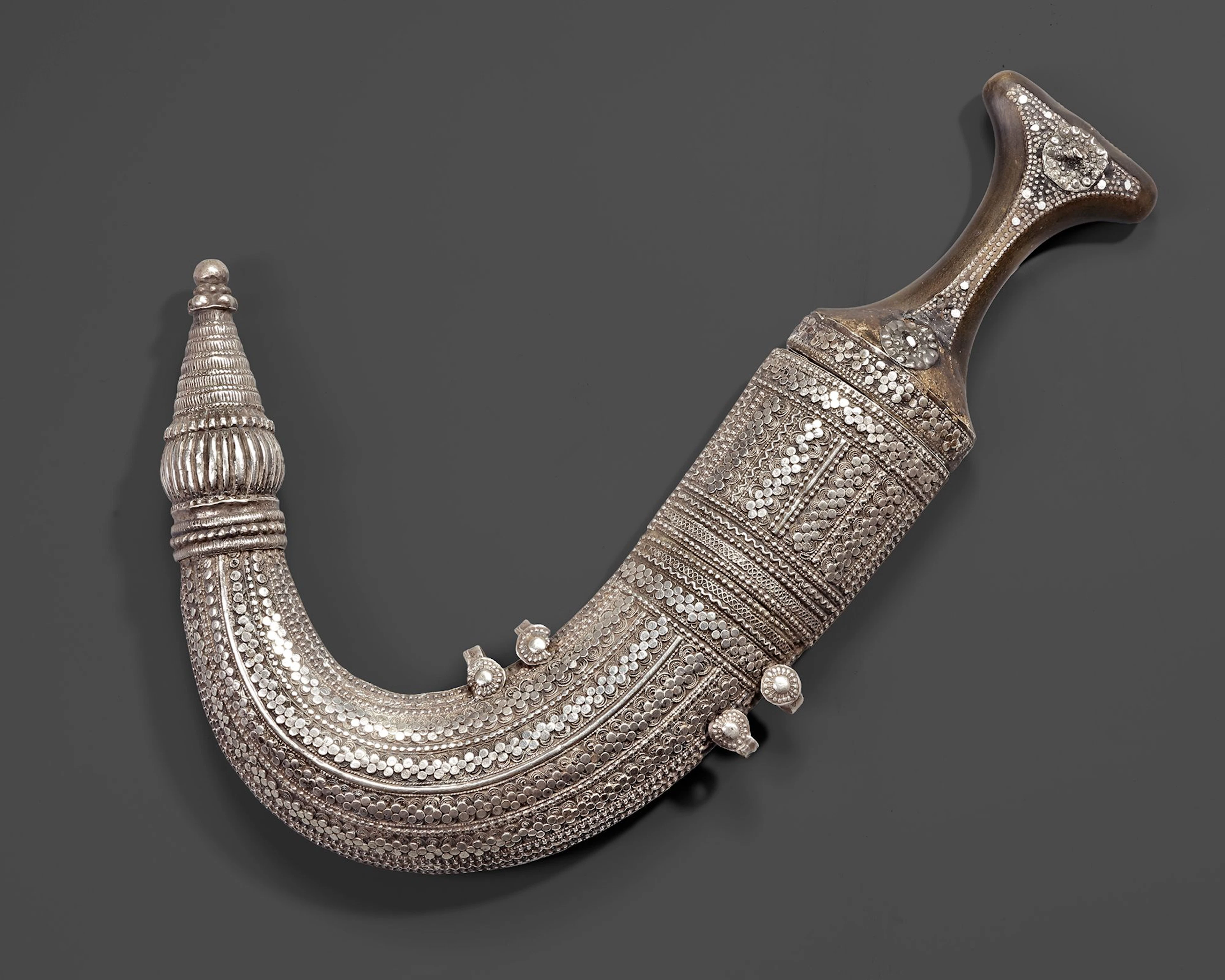 A SILVER YEMENI DAGGER (JANBIYA), EARLY 20TH CENTURY