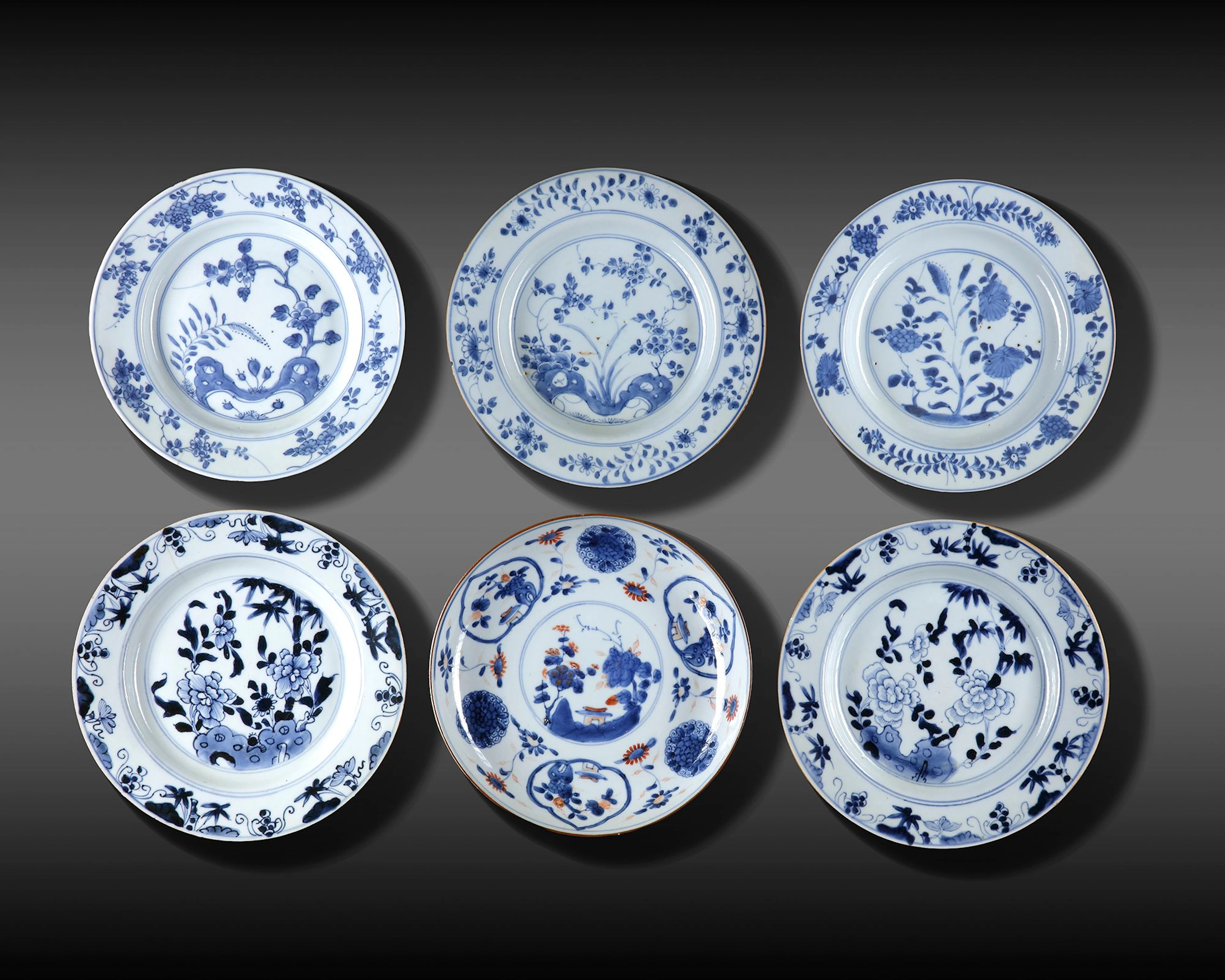 FIVE CHINESE BLUE AND WHITE AND ONE IMARI PORCELAIN DISH, 18TH CENTURY