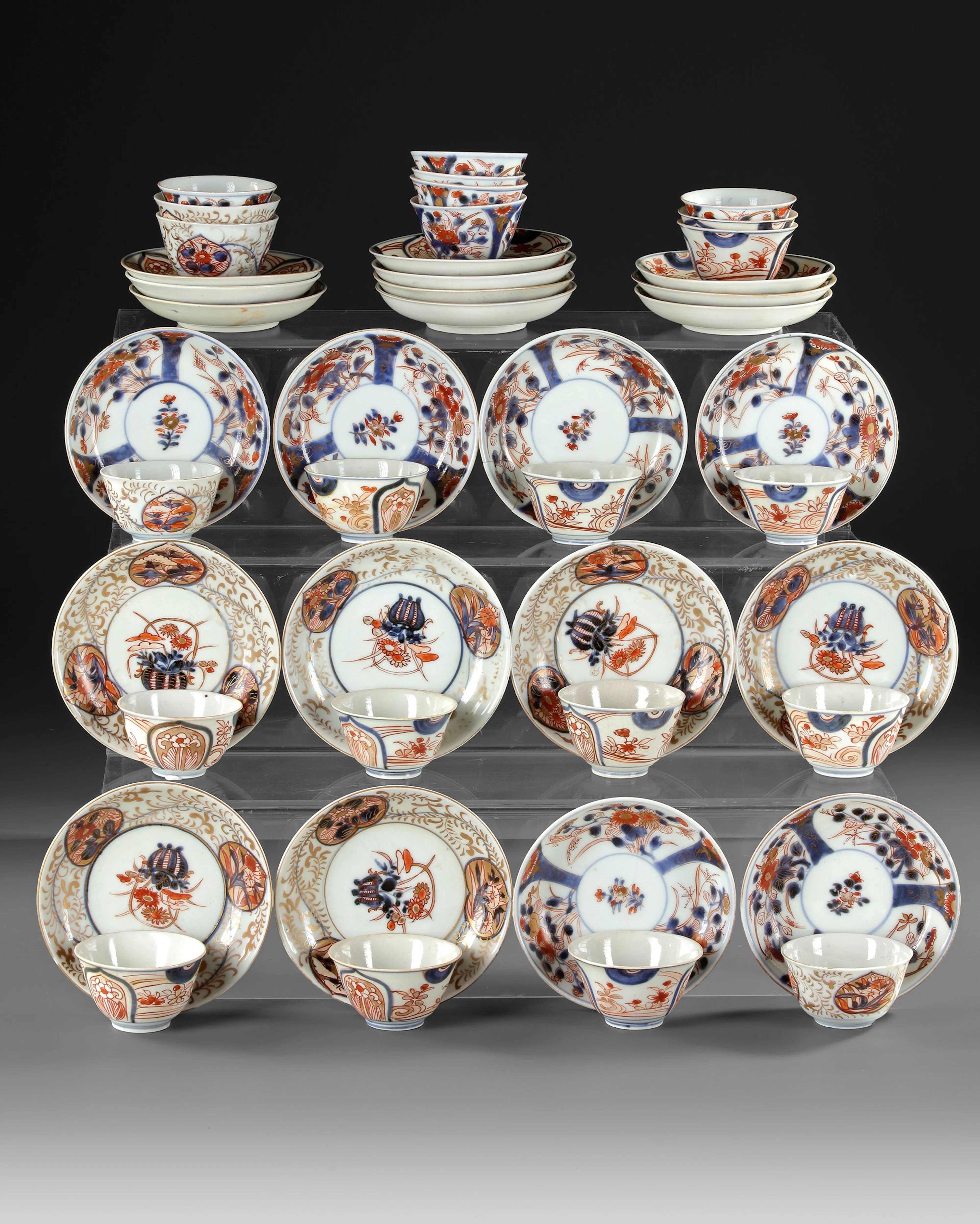 A LARGE GROUP OF 22 CHINESE IMARI PORCELAIN CUPS AND SAUCERS, 18TH CENTURY