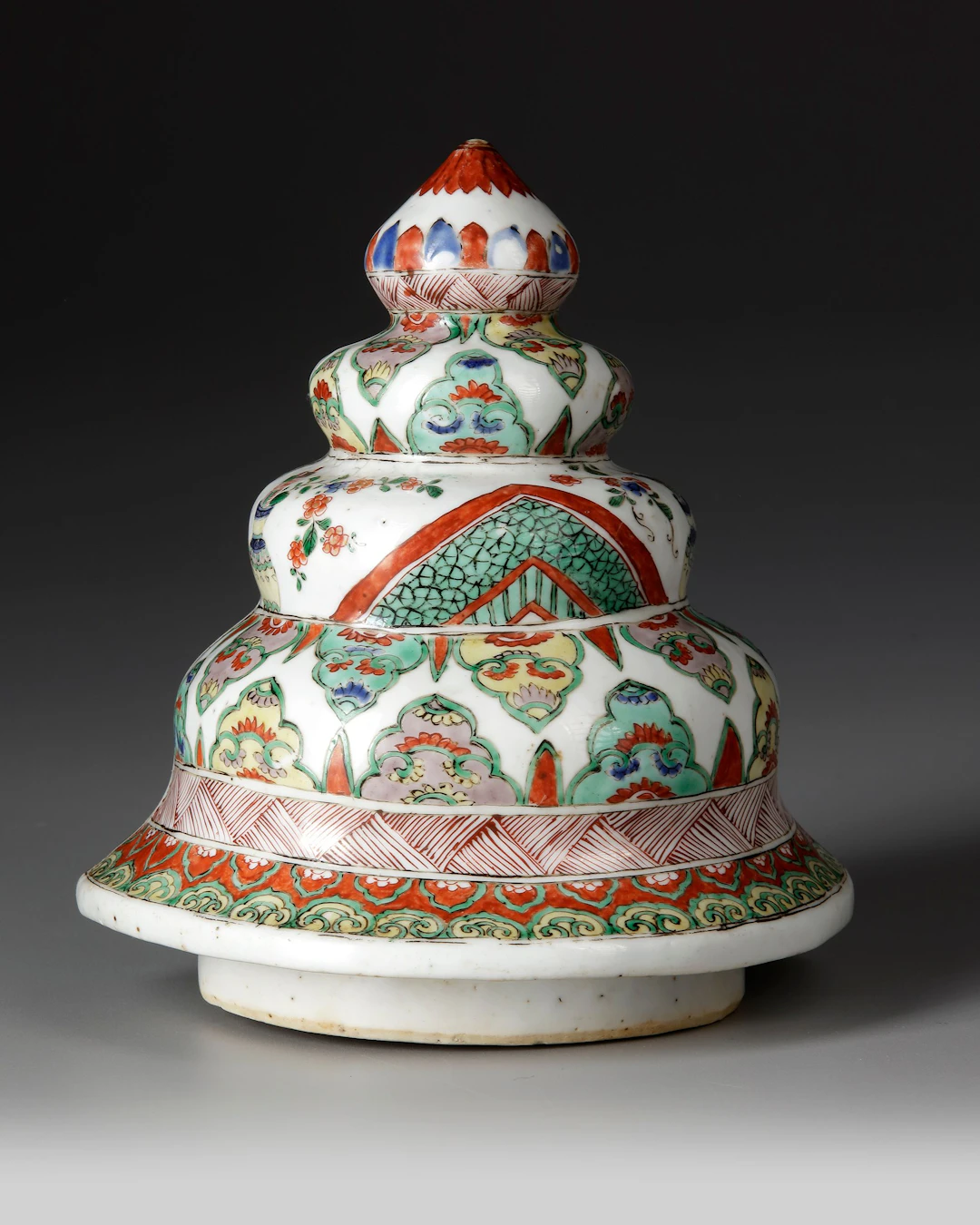 A CHINESE FAMILLE VERTE WALL VASE COVER, KANGXI PERIOD (1662–1722)