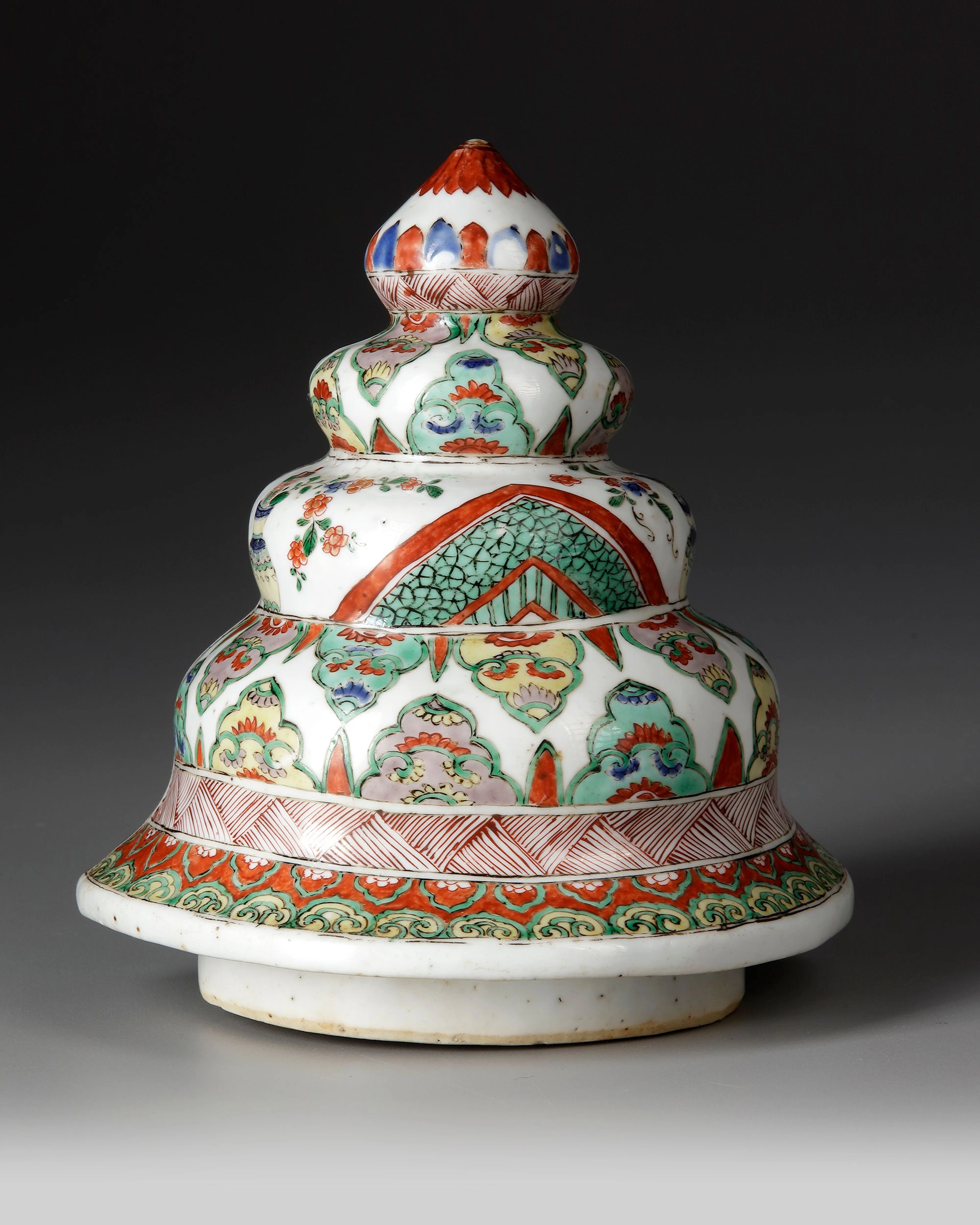 A CHINESE FAMILLE VERTE WALL VASE COVER, KANGXI PERIOD (1662–1722)