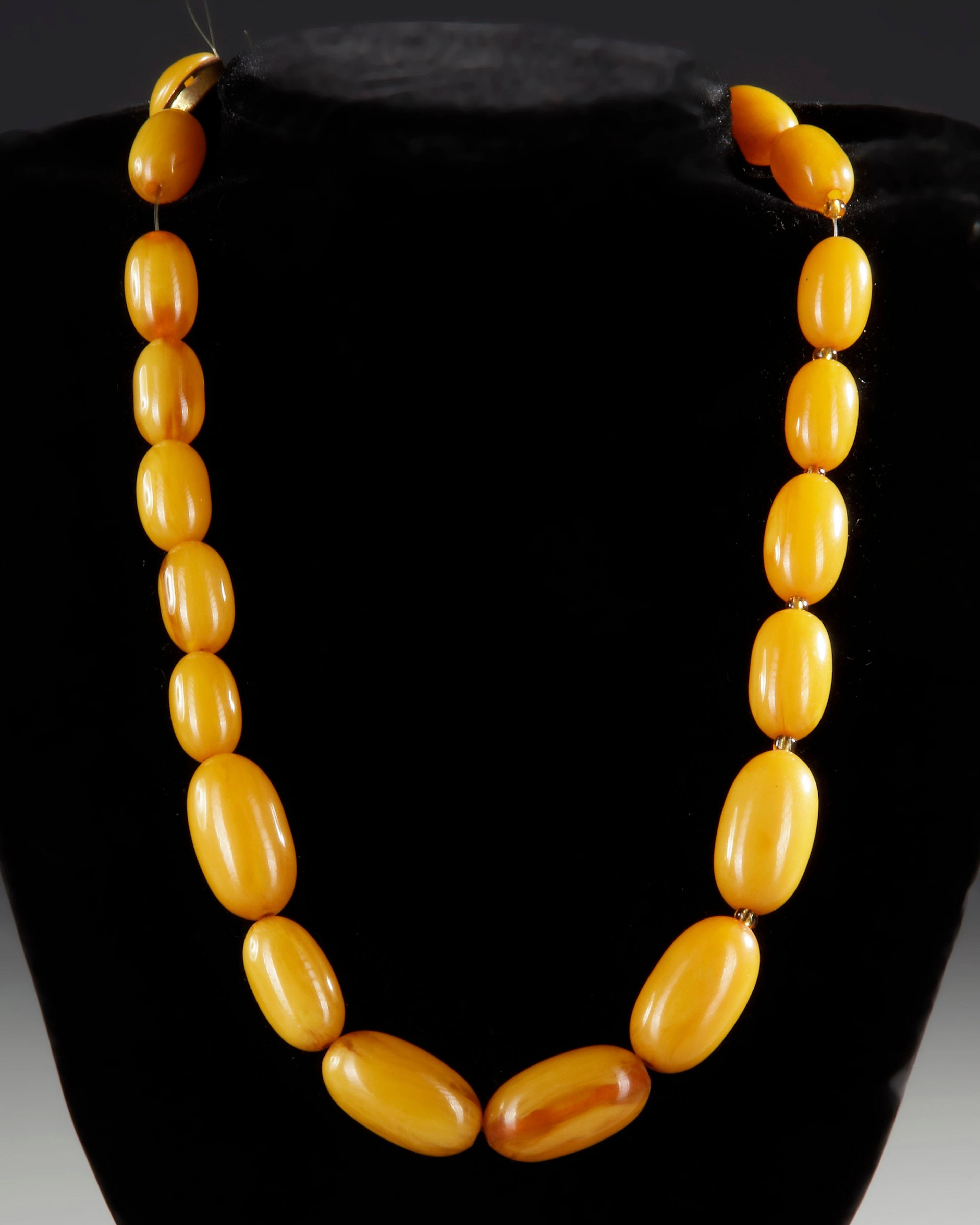 AN AMBER NECKLACE, 20TH CENTURY