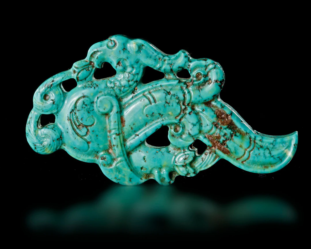 A TURQUOISE BIRD AND SERPENT PENDANT, CHINA, ZHOU PERIOD (770–256 BC)