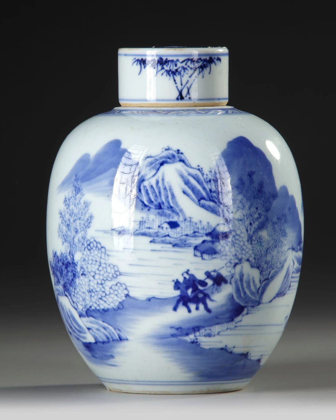 A CHINESE BLUE AND WHITE GINGER JAR WITH COVER, 19TH CENTURY