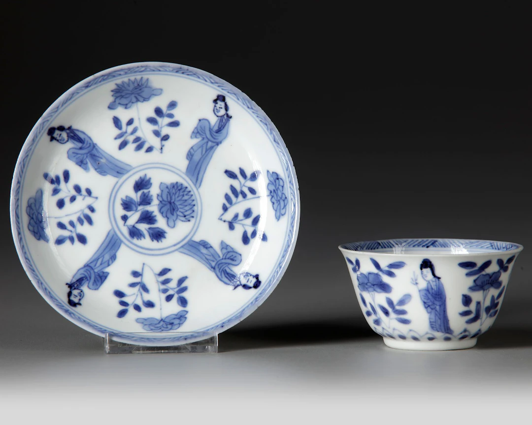A CHINESE BLUE AND WHITE PORCELAIN DISH AND CUP, KANGXI PERIOD