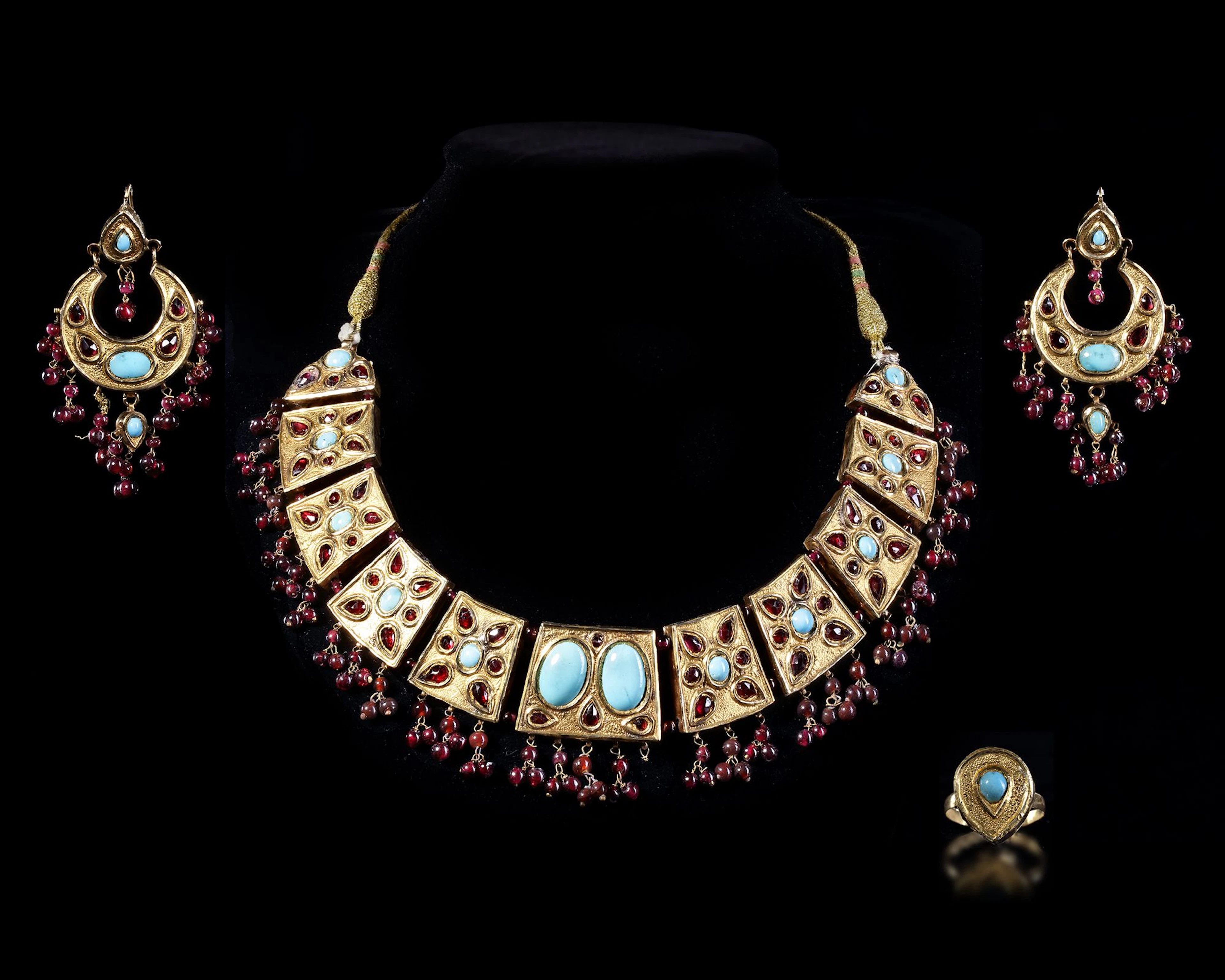 A MUGHAL GEM-SET GOLD NECKLACE, TWO EARRINGS AND A RING, 19TH CENTURY