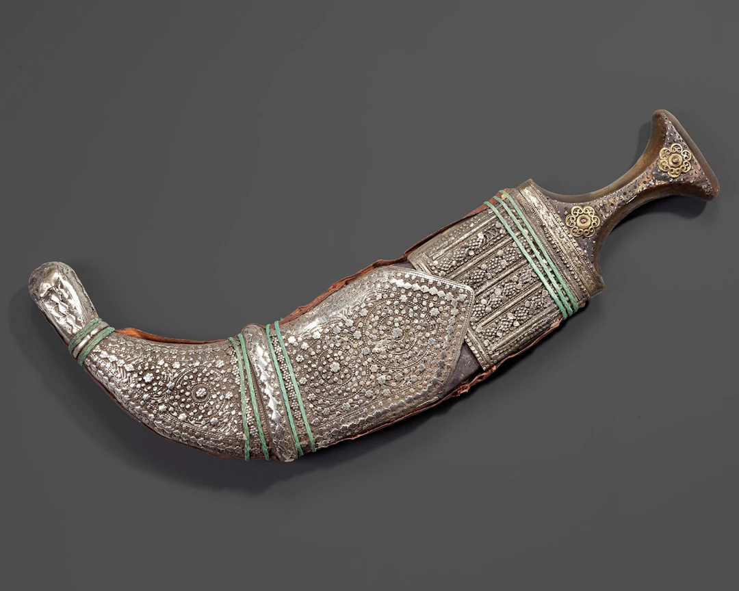 A SILVER YEMENI DAGGER (JANBIYA,) EARLY 20TH CENTURY