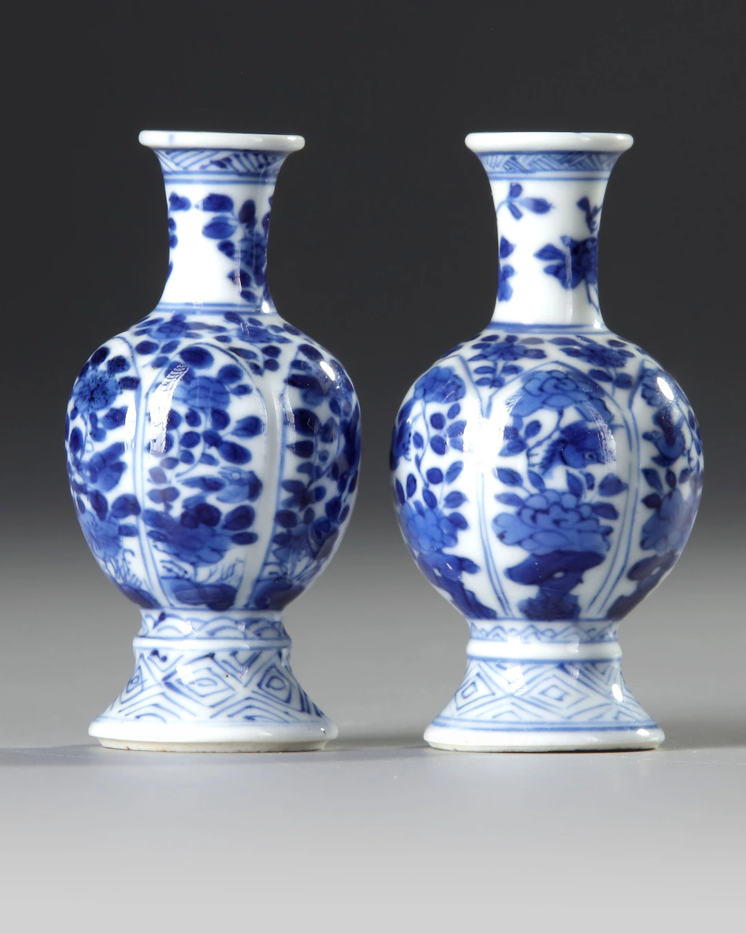 A PAIR OF BLUE AND WHITE ‘FLOWER AND FOLIAGE’ VASES, KANGXI PERIOD