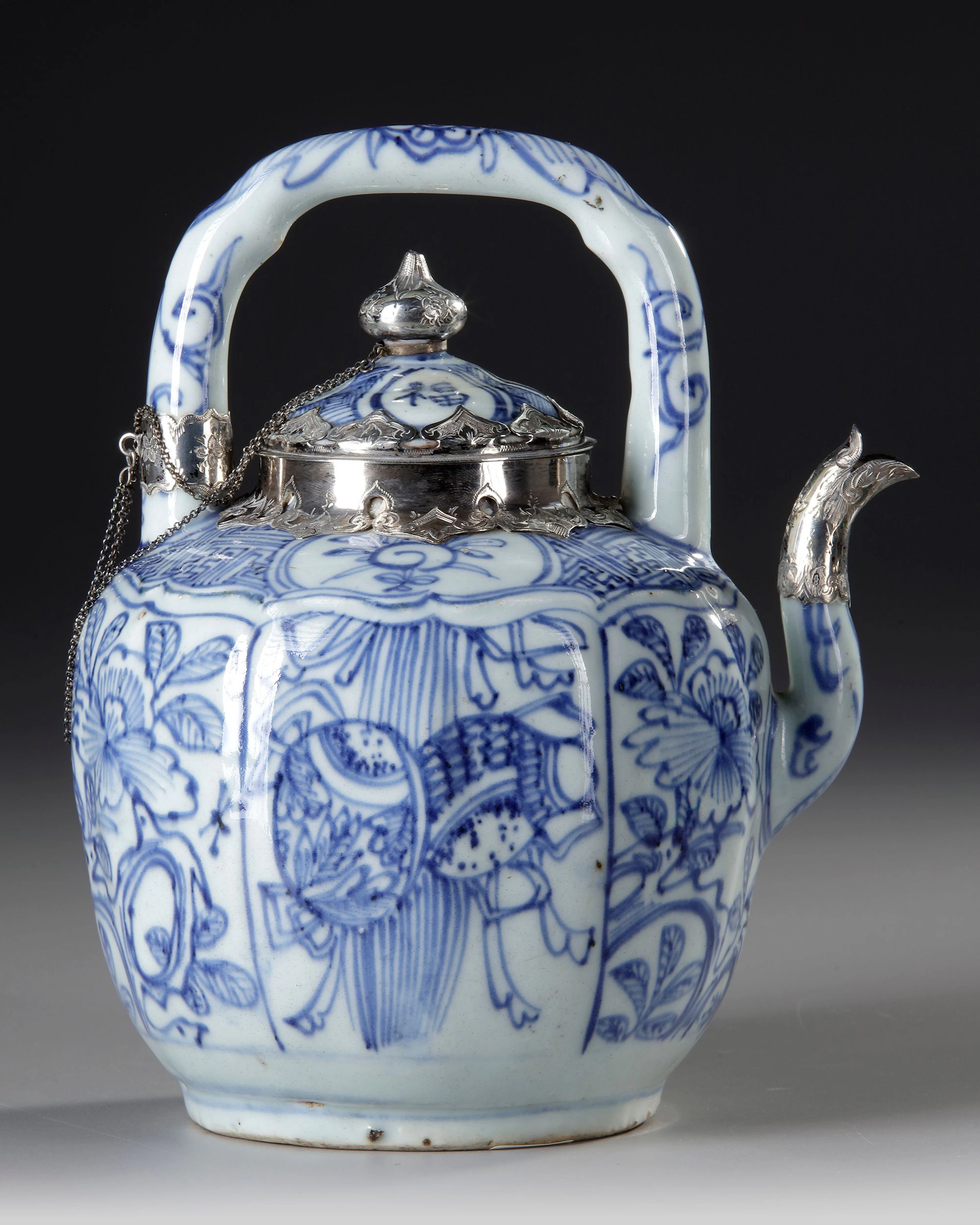 A CHINESE BLUE AND WHITE TEAPOT WITH SILVER MOUNTING, WANLI PERIOD, (1573-1619)