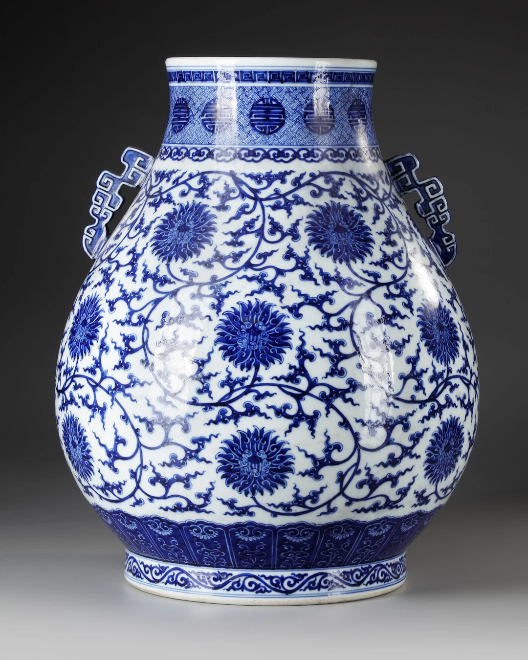 A LARGE CHINESE BLUE AND WHITE HU VASE, 19TH-20TH CENTURY