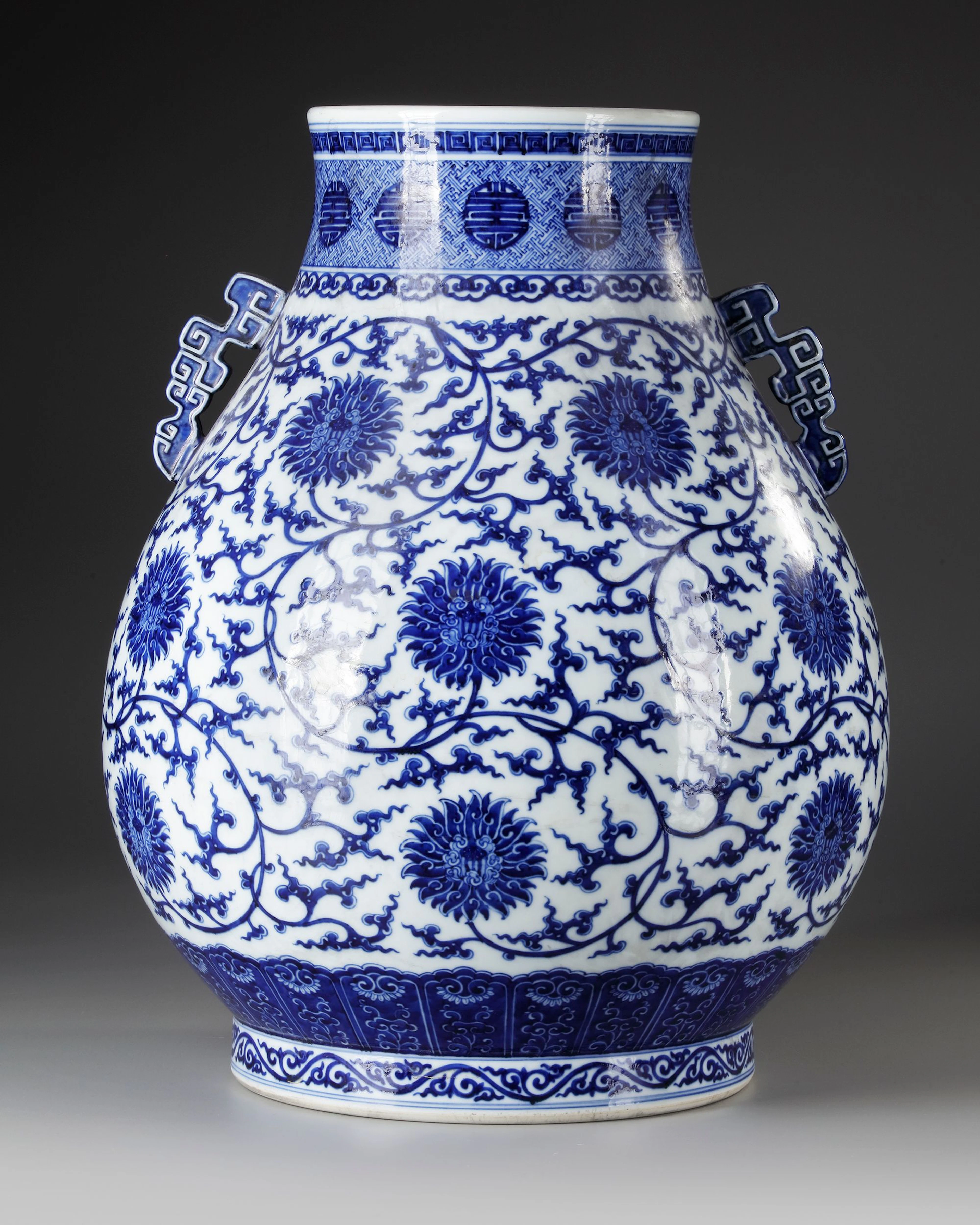 A LARGE CHINESE BLUE AND WHITE HU VASE, 19TH-20TH CENTURY