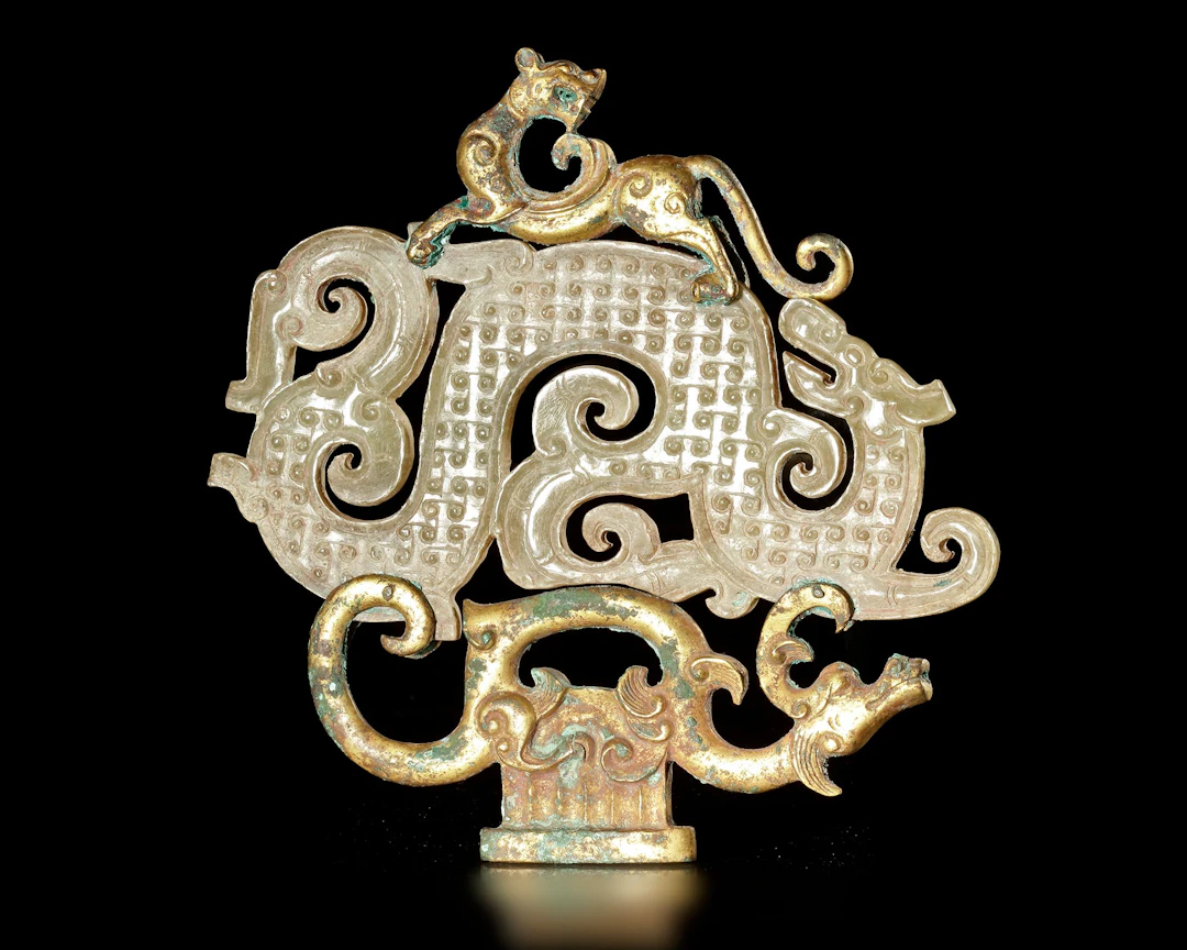 A GILT BRONZE MOUNTED OPENWORK DOUBLE DRAGON JADE HENG, CHINA, WARRING STATES