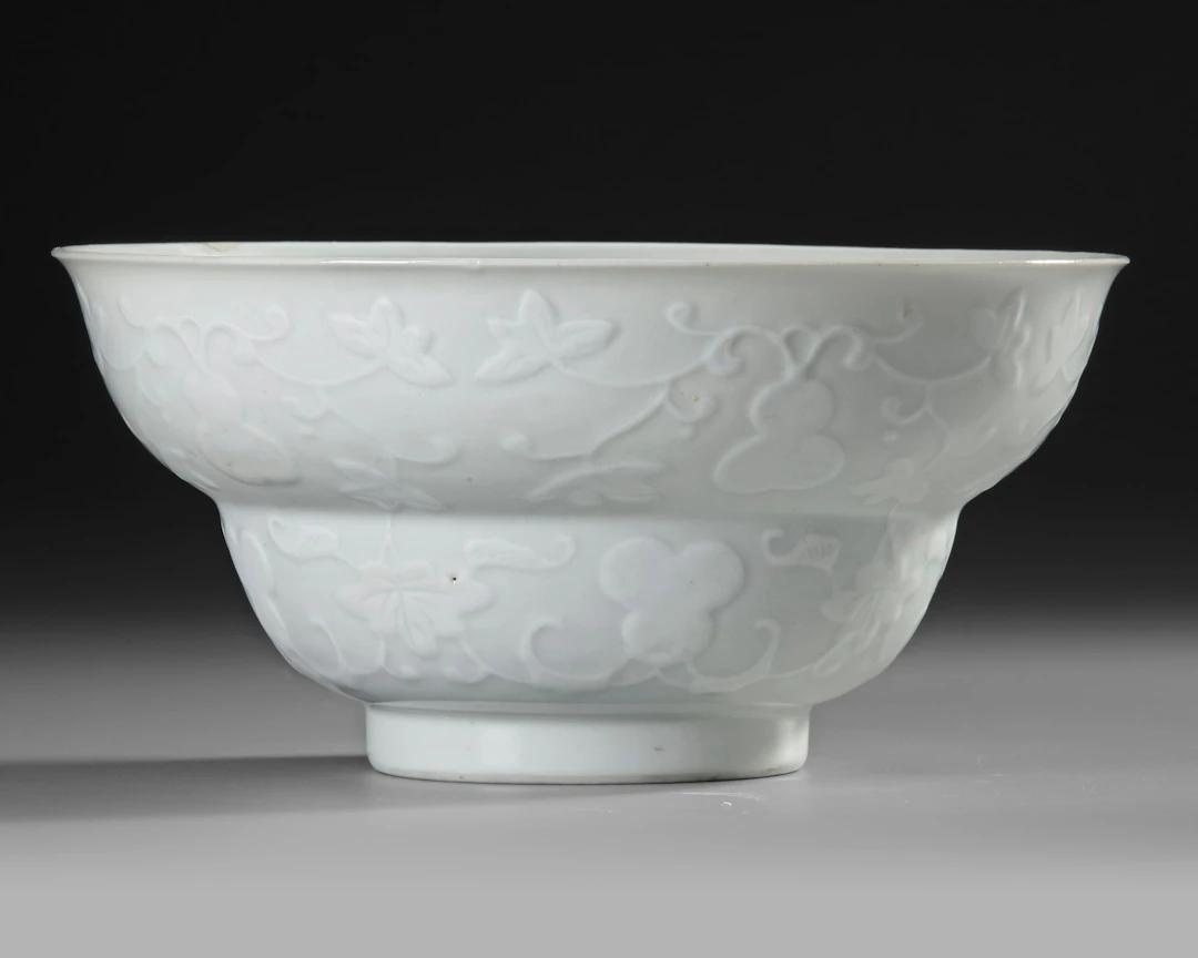 A CHINESE WHITE GLAZED PORCELAIN STEMMED BOWL, KANGXI PERIOD