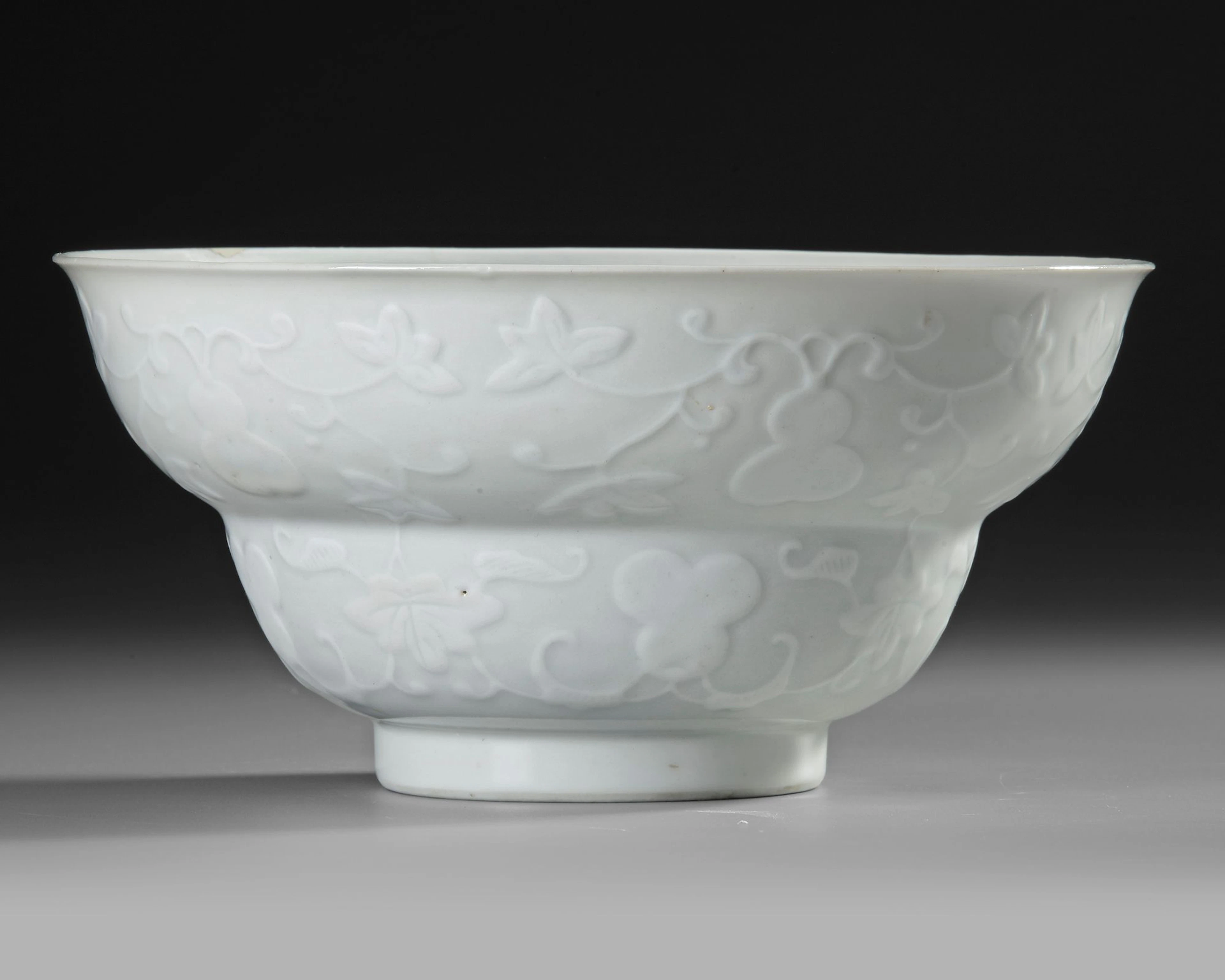 A CHINESE WHITE GLAZED PORCELAIN STEMMED BOWL, KANGXI PERIOD