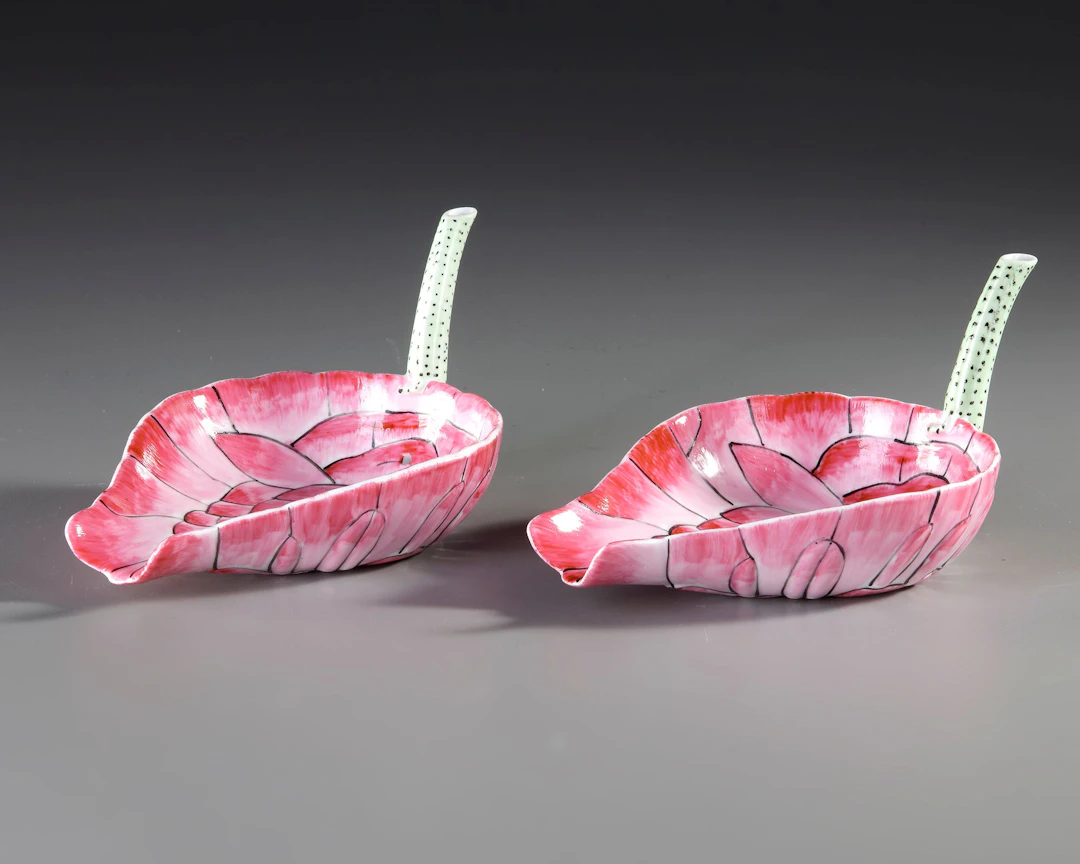 A PAIR OF CHINESE FAMILLE ROSE 'LOTUS' CUPS, 19TH-20TH CENTURY