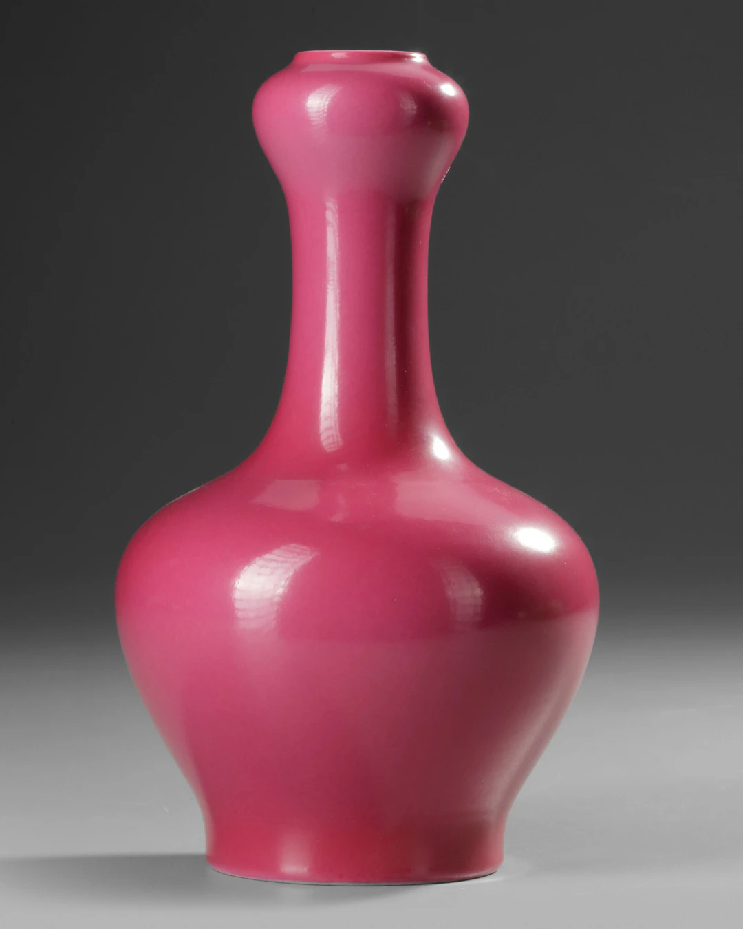 A CHINESE MONOCHROME GARLIC-HEAD VASE, 20TH CENTURY