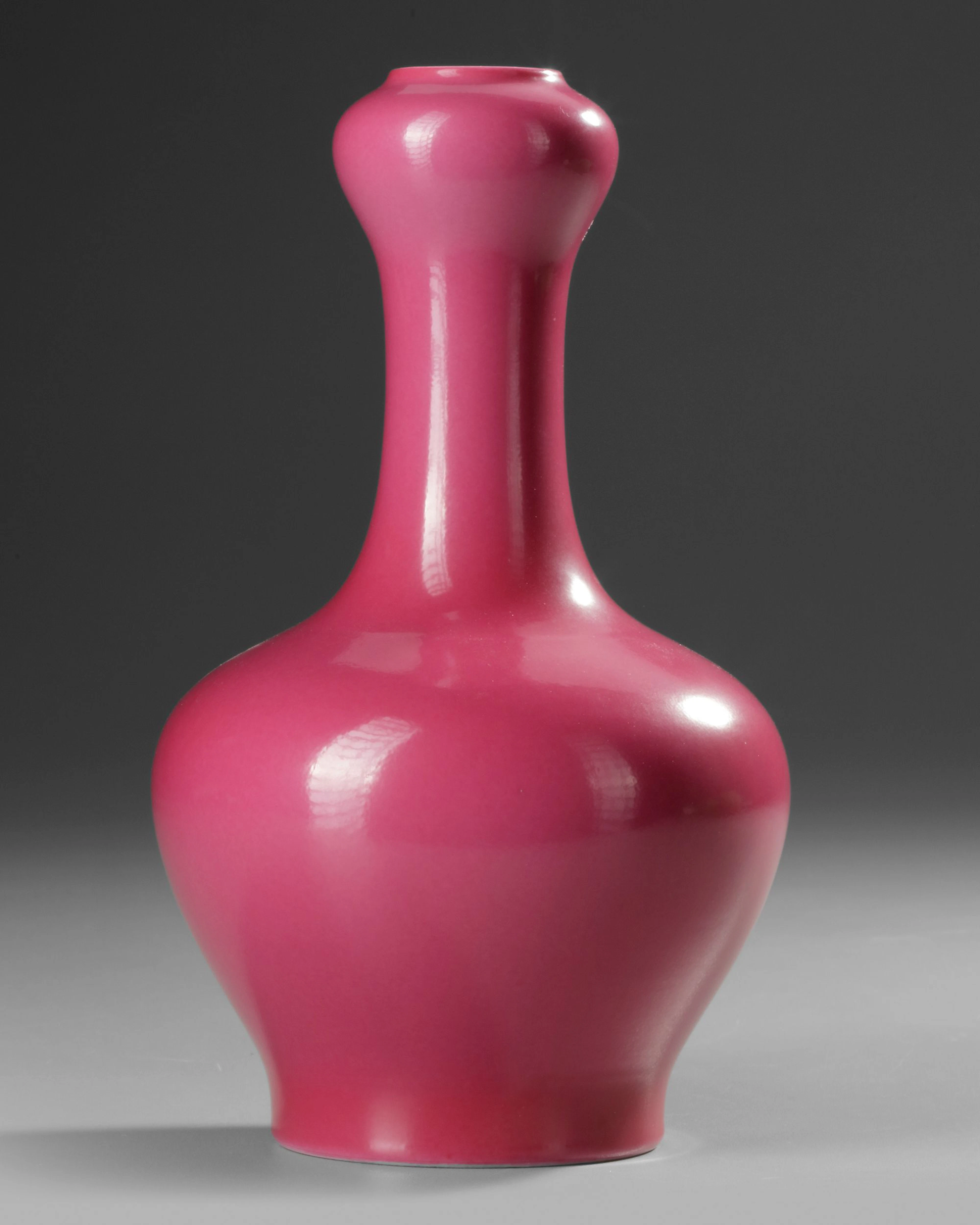 A CHINESE MONOCHROME GARLIC-HEAD VASE, 20TH CENTURY