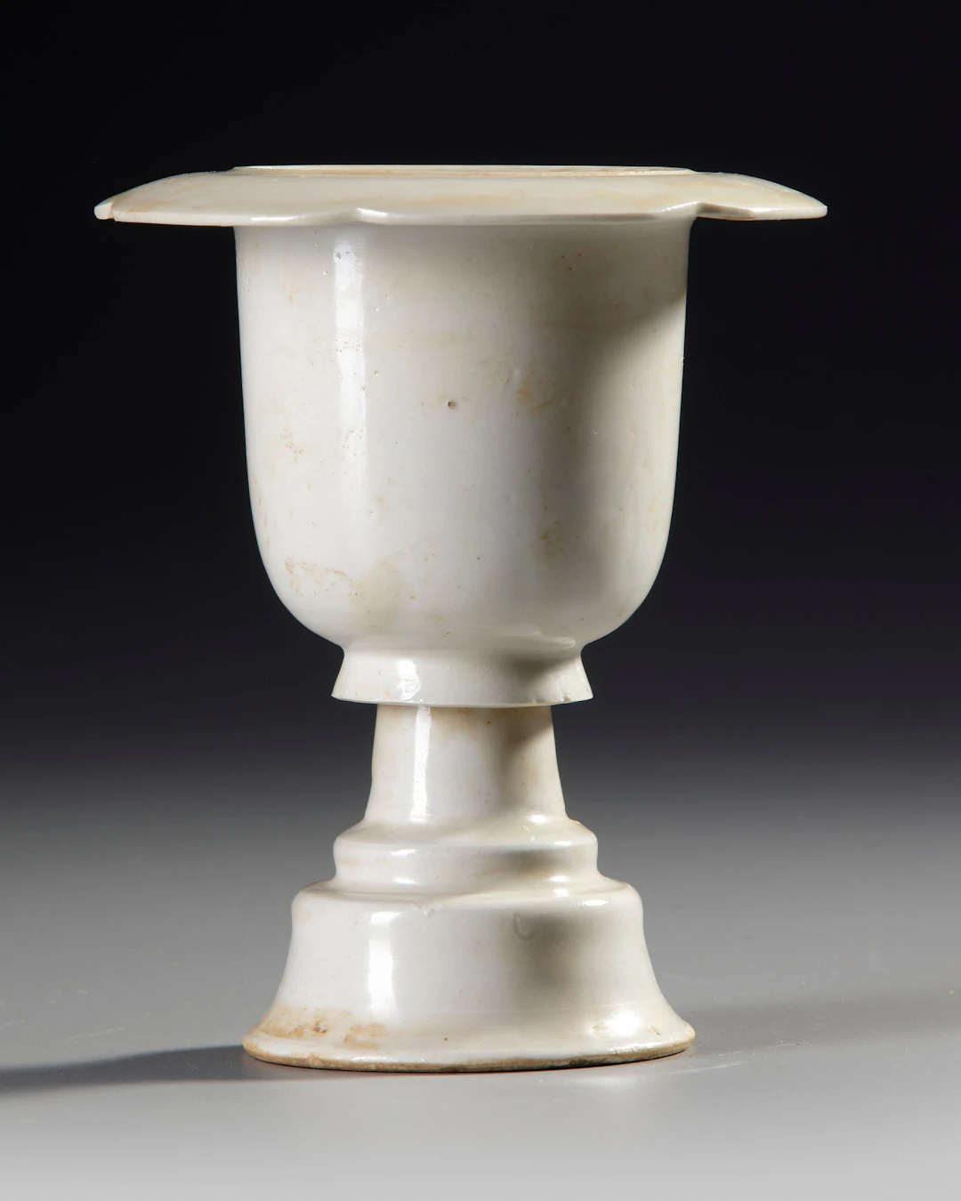 A CHINESE WHITE-GLAZED CERAMIC STEM CUP, SONG DYNASTY (960-1279)