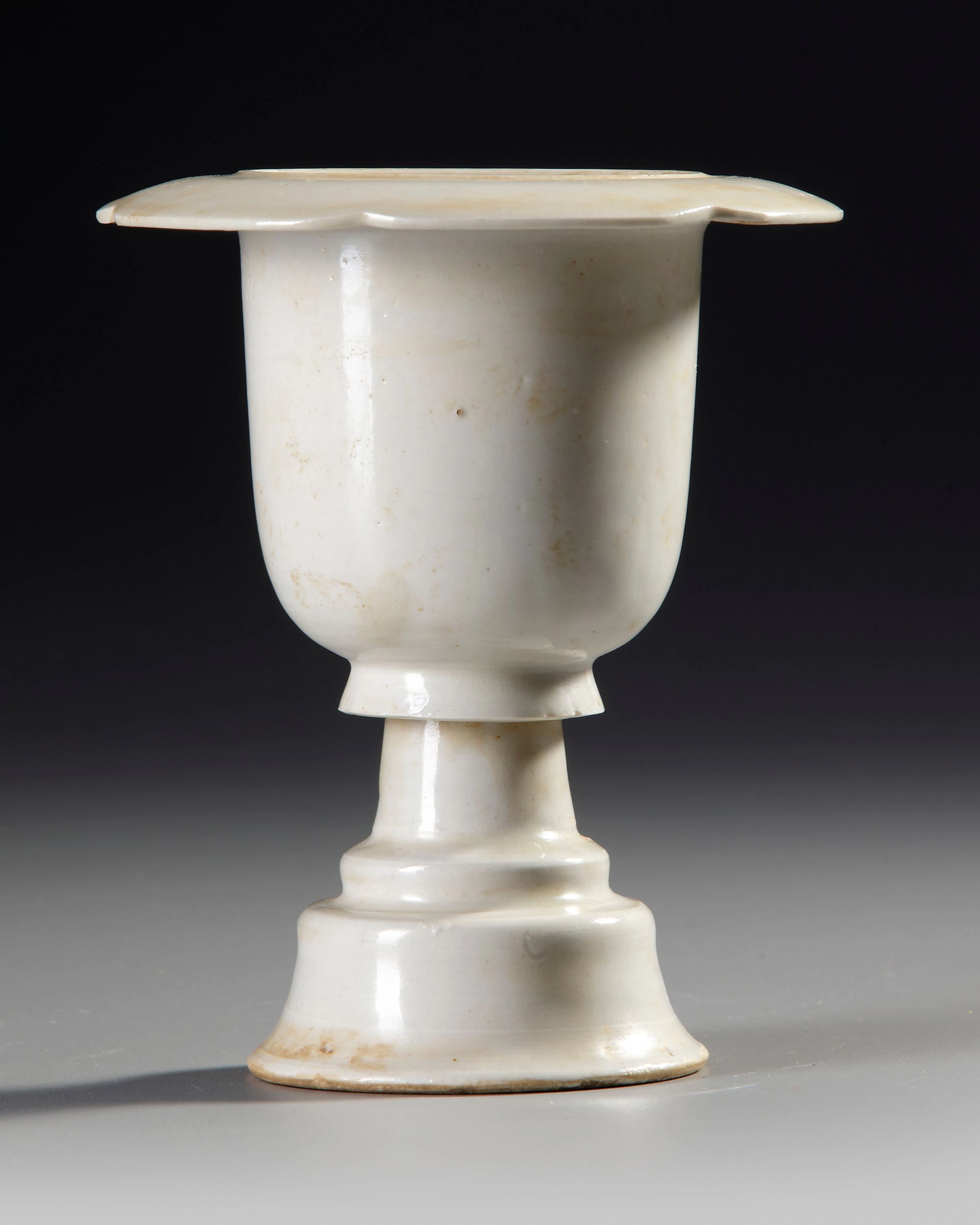 A CHINESE WHITE-GLAZED CERAMIC STEM CUP, SONG DYNASTY (960-1279)