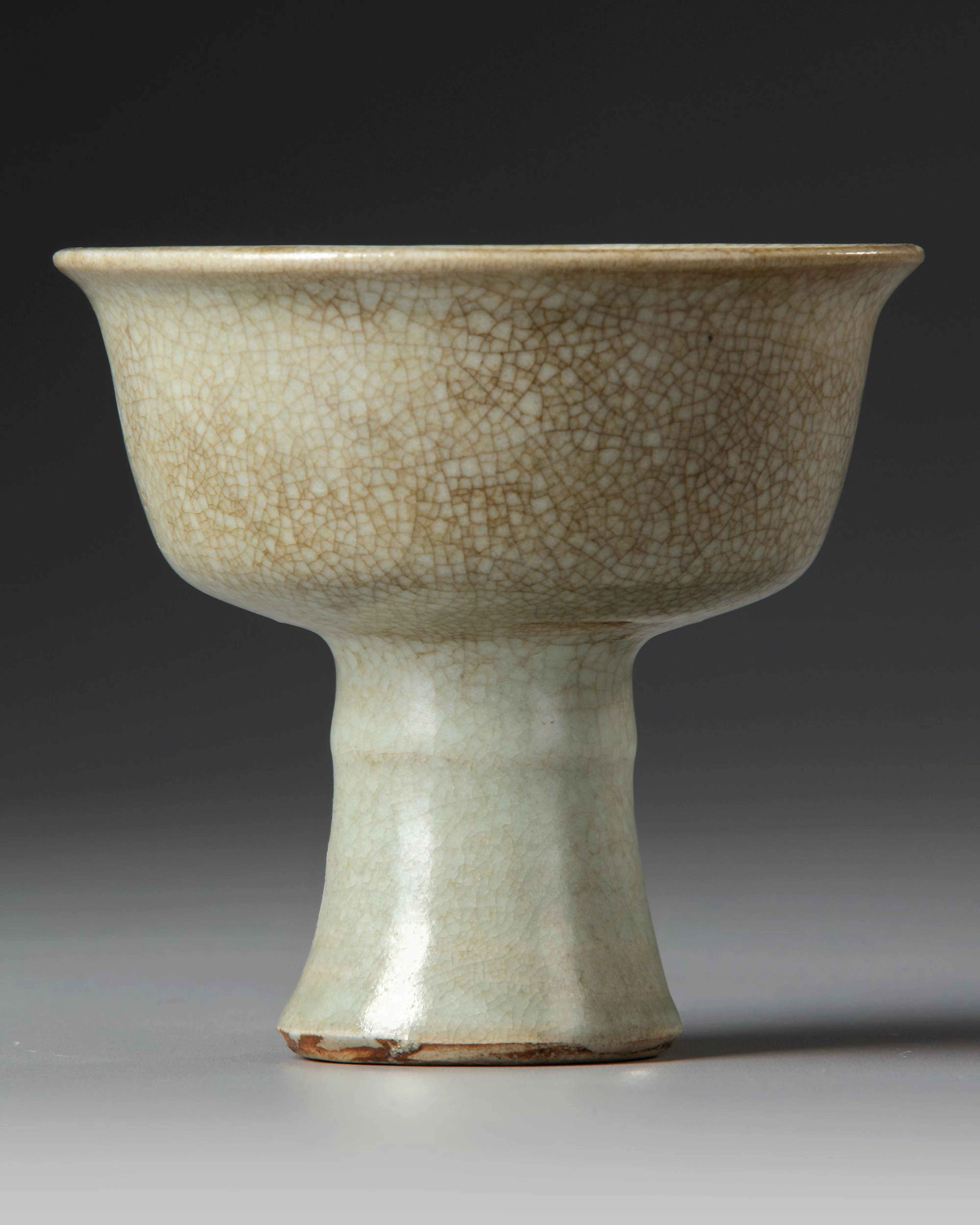 A CHINESE GU-TYPE CRACKLE GLAZED STEMCUP, QING DYNASTY (1644-1911)