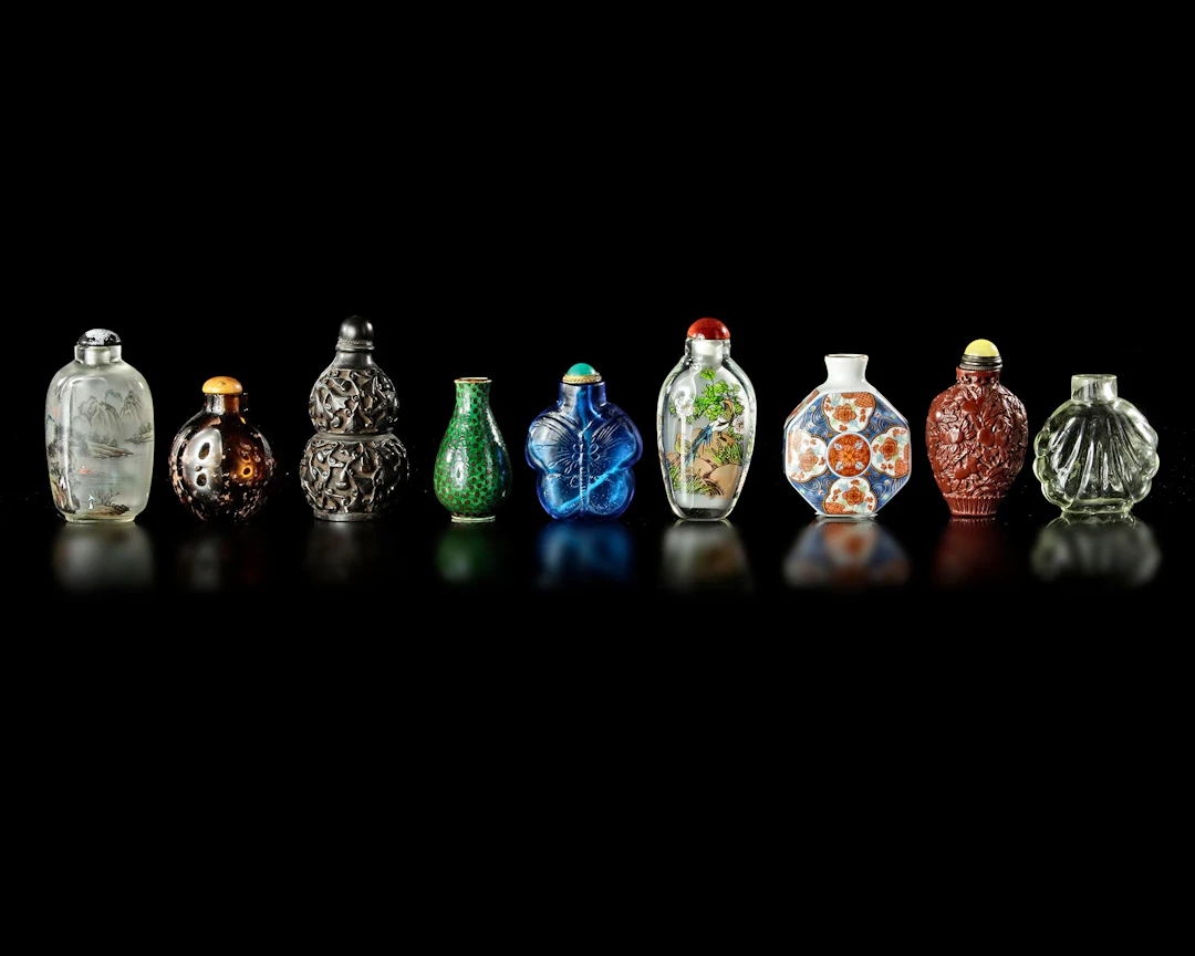 A COLLECTION OF 9 SNUFF BOTTLES IN VARIOUS MATERIALS, QING DYNASTY (1644-1911)