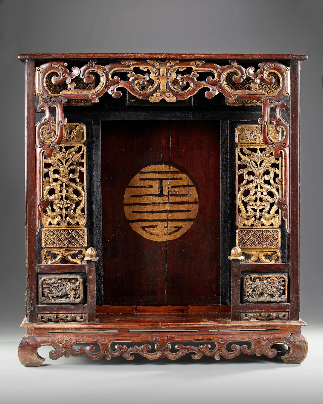 A GILT CHINESE WOODEN HOME ALTAR, EARLY 20TH CENTURY