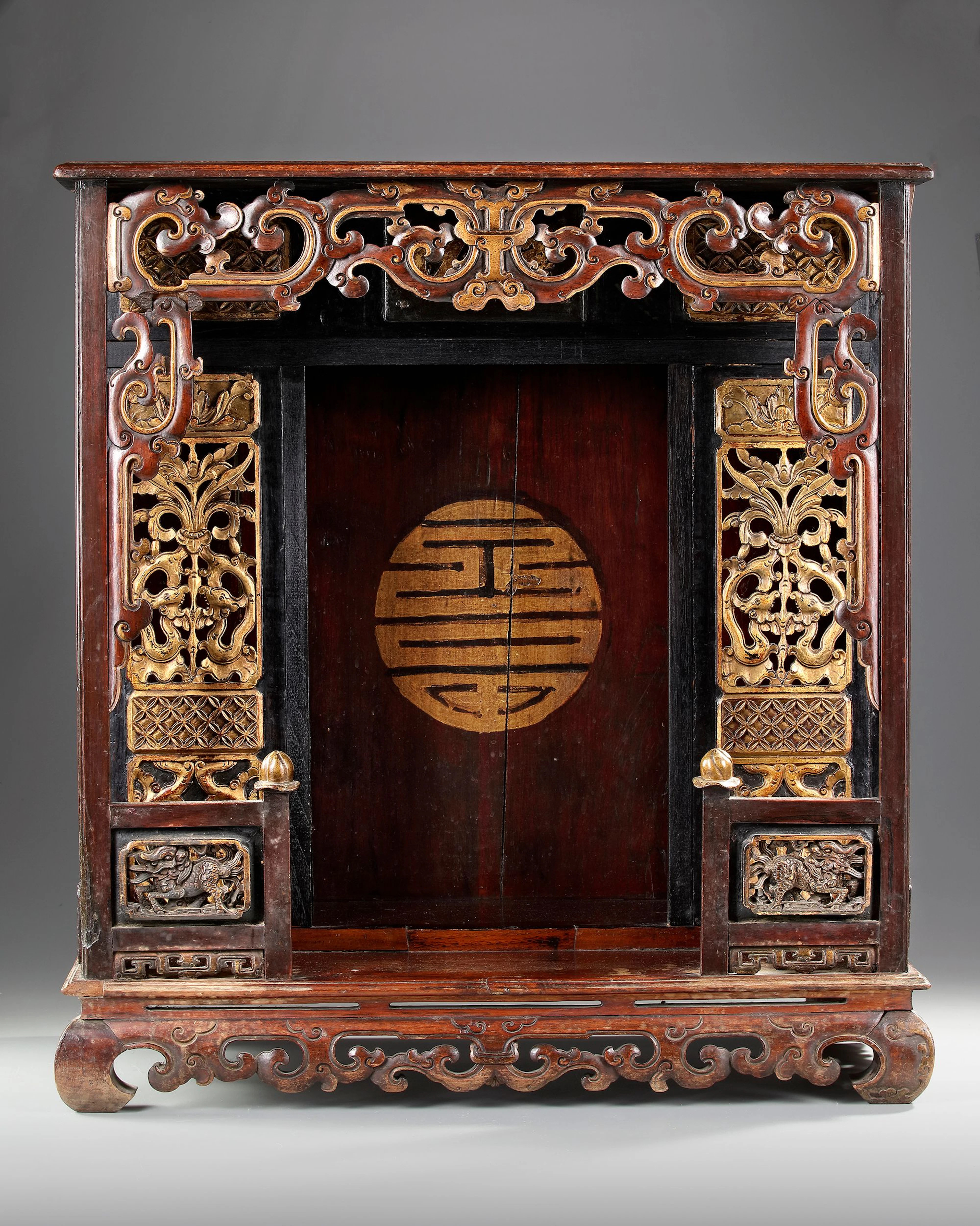 A GILT CHINESE WOODEN HOME ALTAR, EARLY 20TH CENTURY