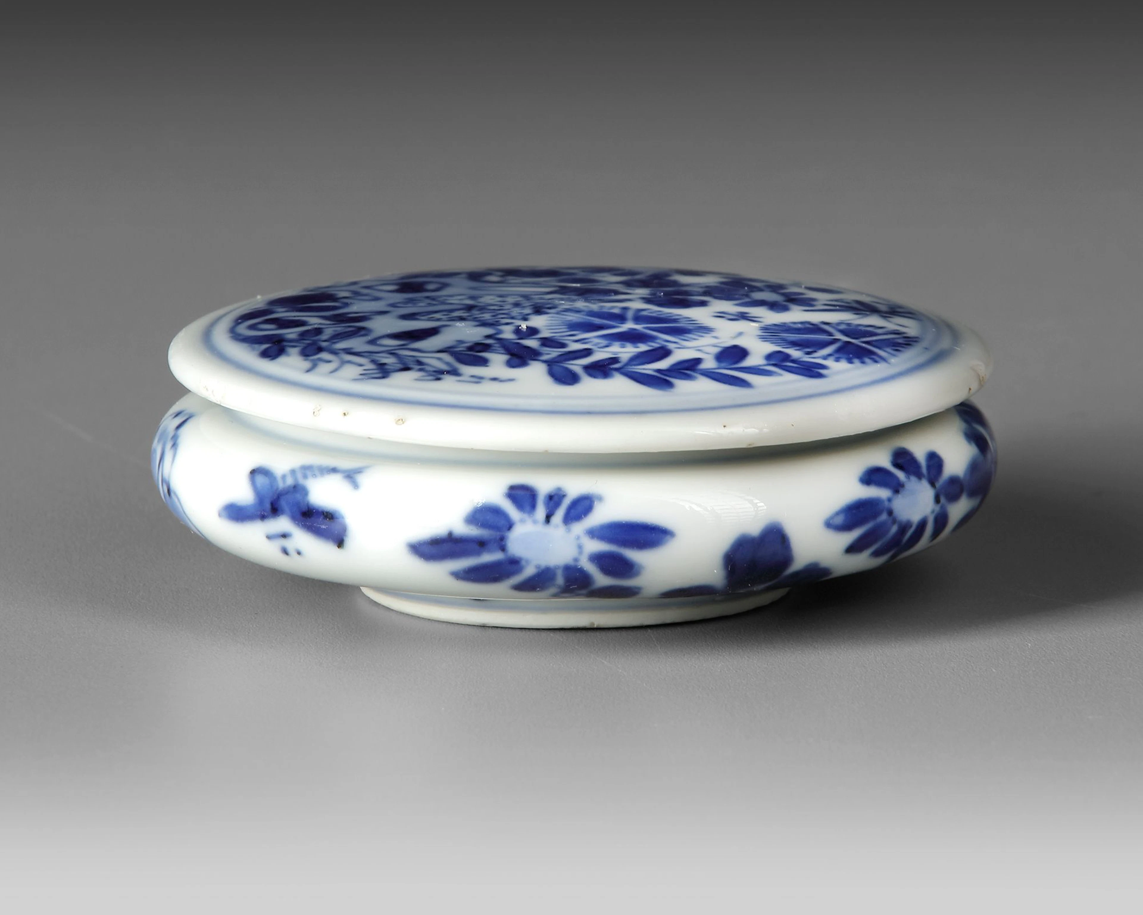 A CHINESE BLUE AND WHITE COVERED BOX, KANGXI PERIOD (1662–1722)
