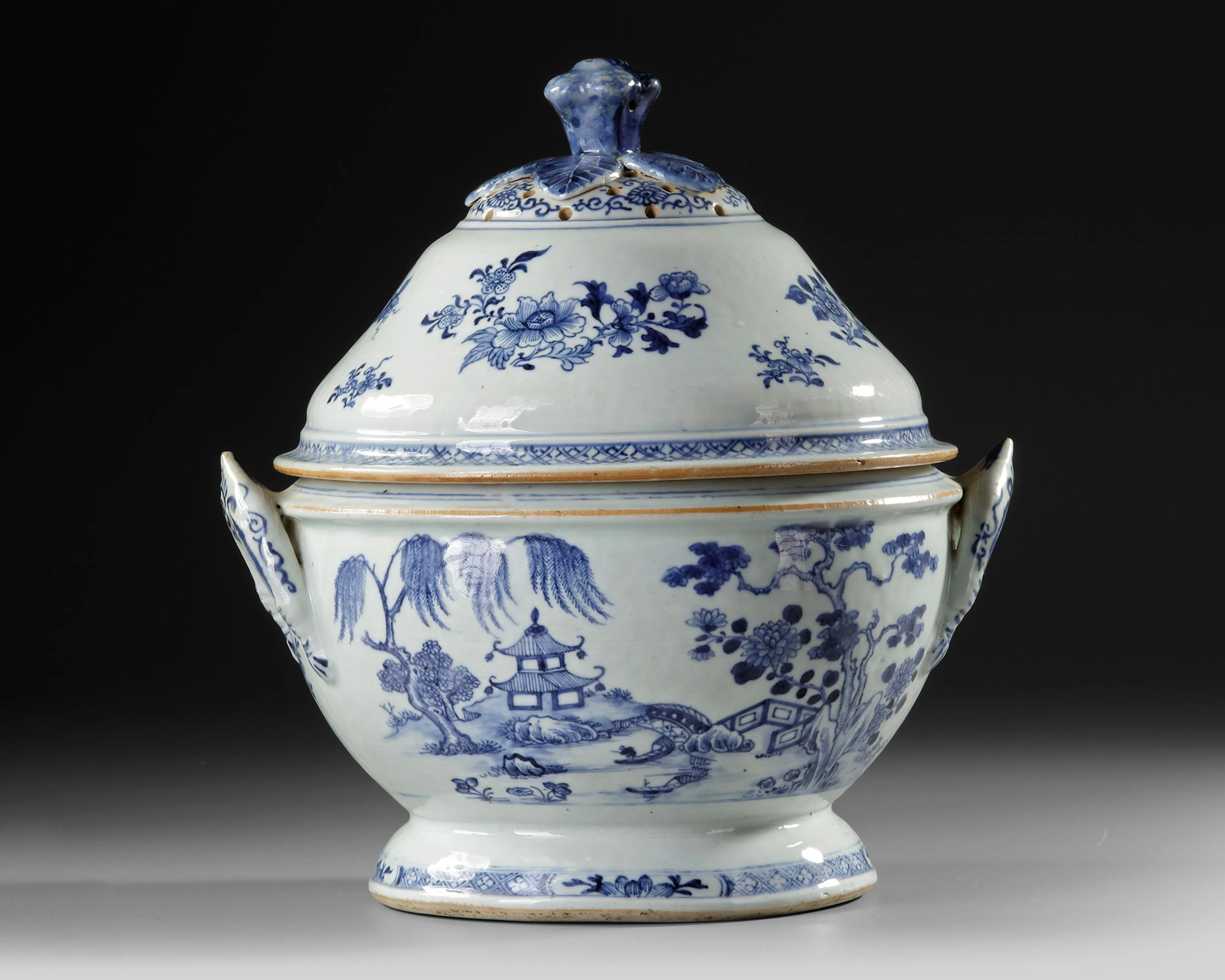 A CHINESE BLUE AND WHITE COVERED TUREEN, 18TH CENTURY