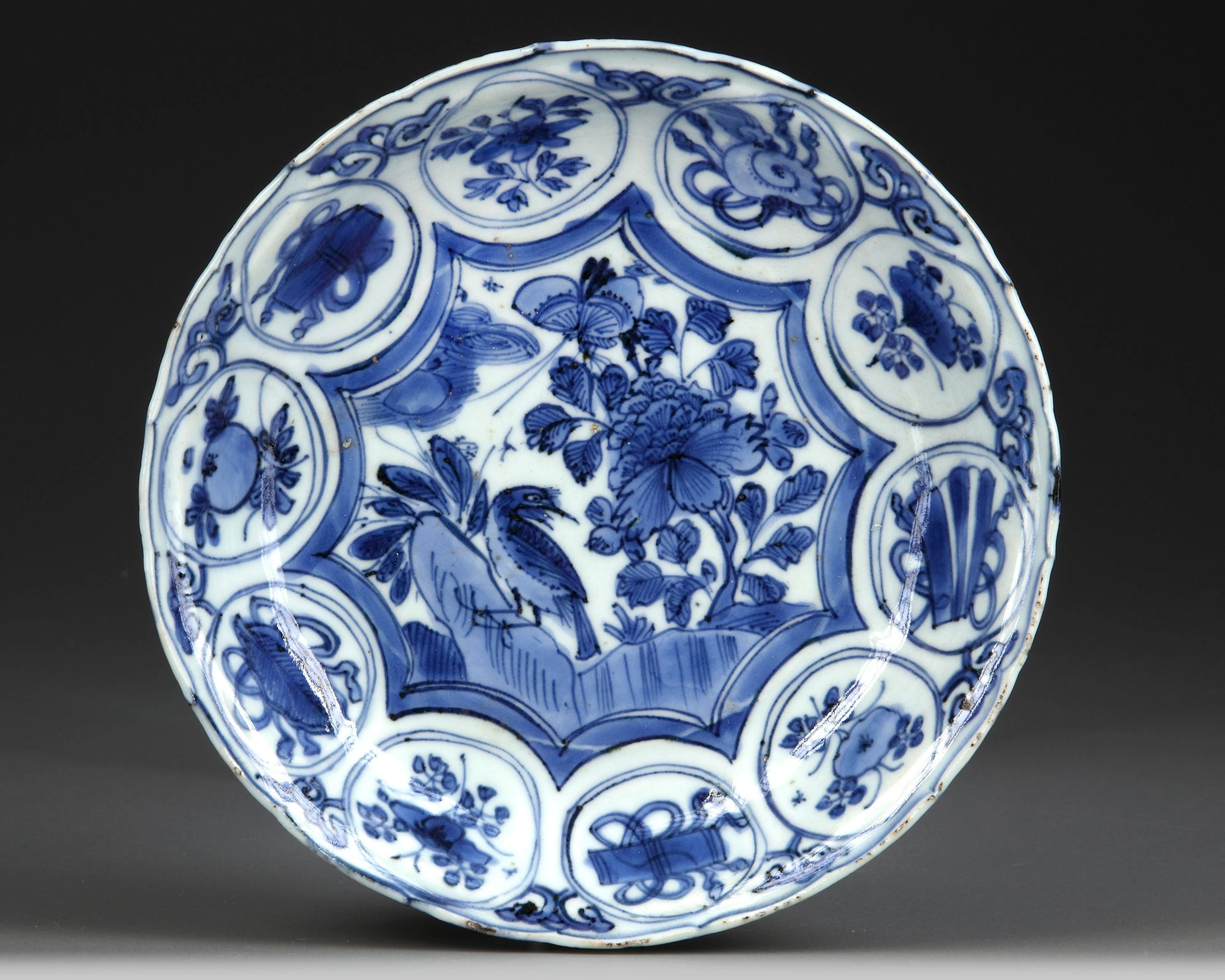 A CHINESE BLUE AND WHITE DISH, WANLI PERIOD (1572-1620)