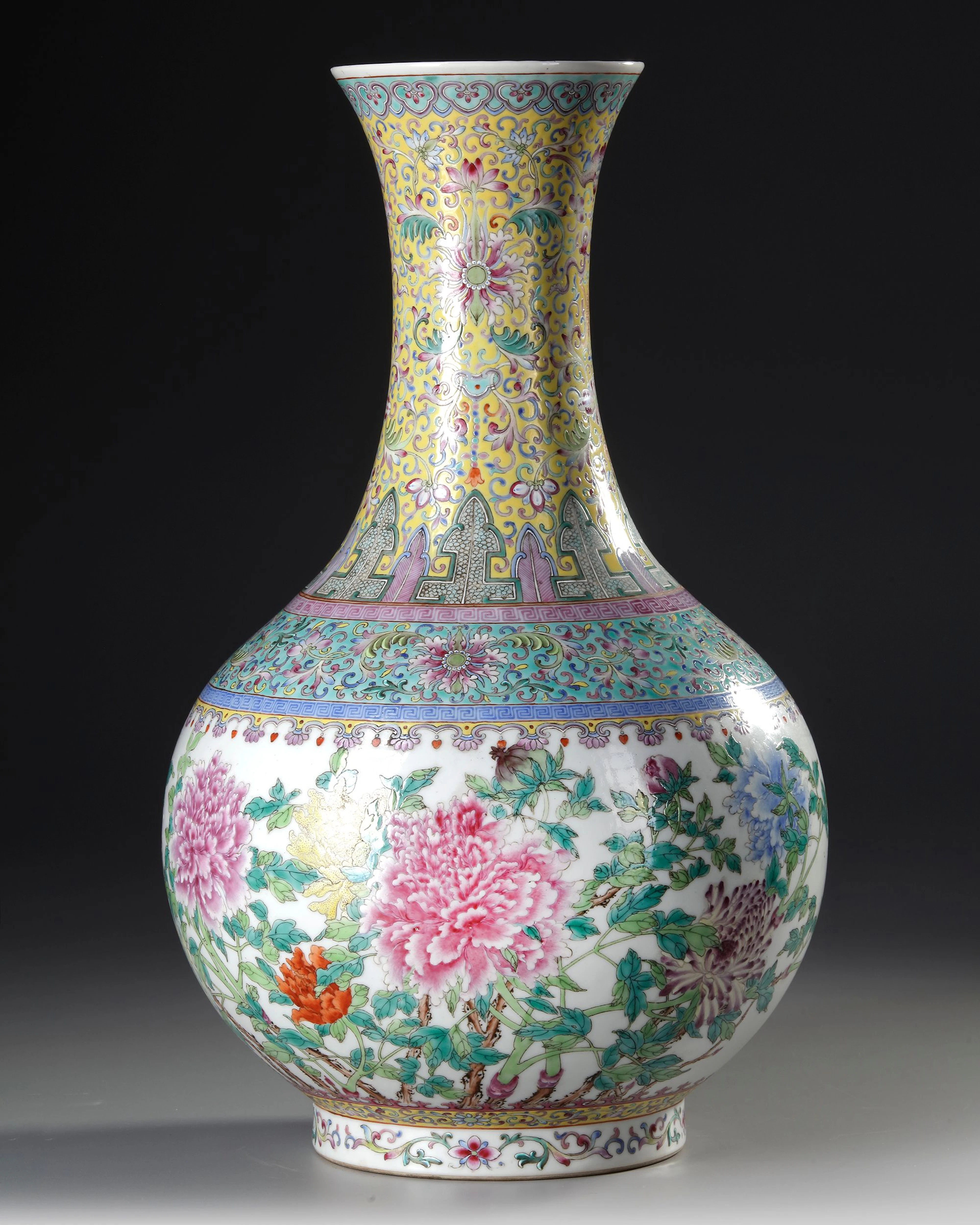 A CHINESE FAMILLE ROSE VASE, REPUBLIC PERIOD, EARLY 20TH CENTURY