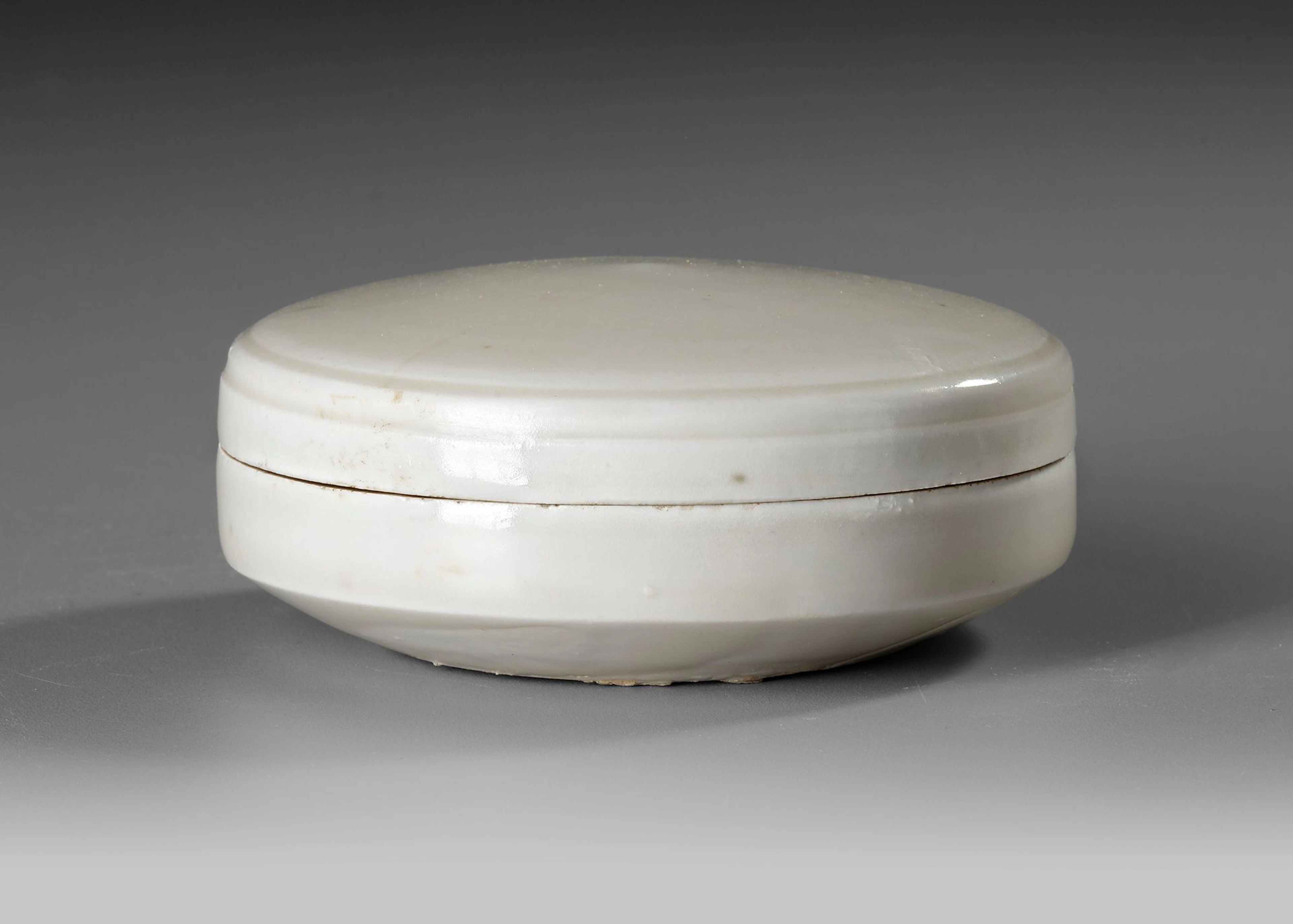 A DING-TYPE WHITE-GLAZED CIRCULAR BOX AND COVER, SONG DYNASTY (960-1279)