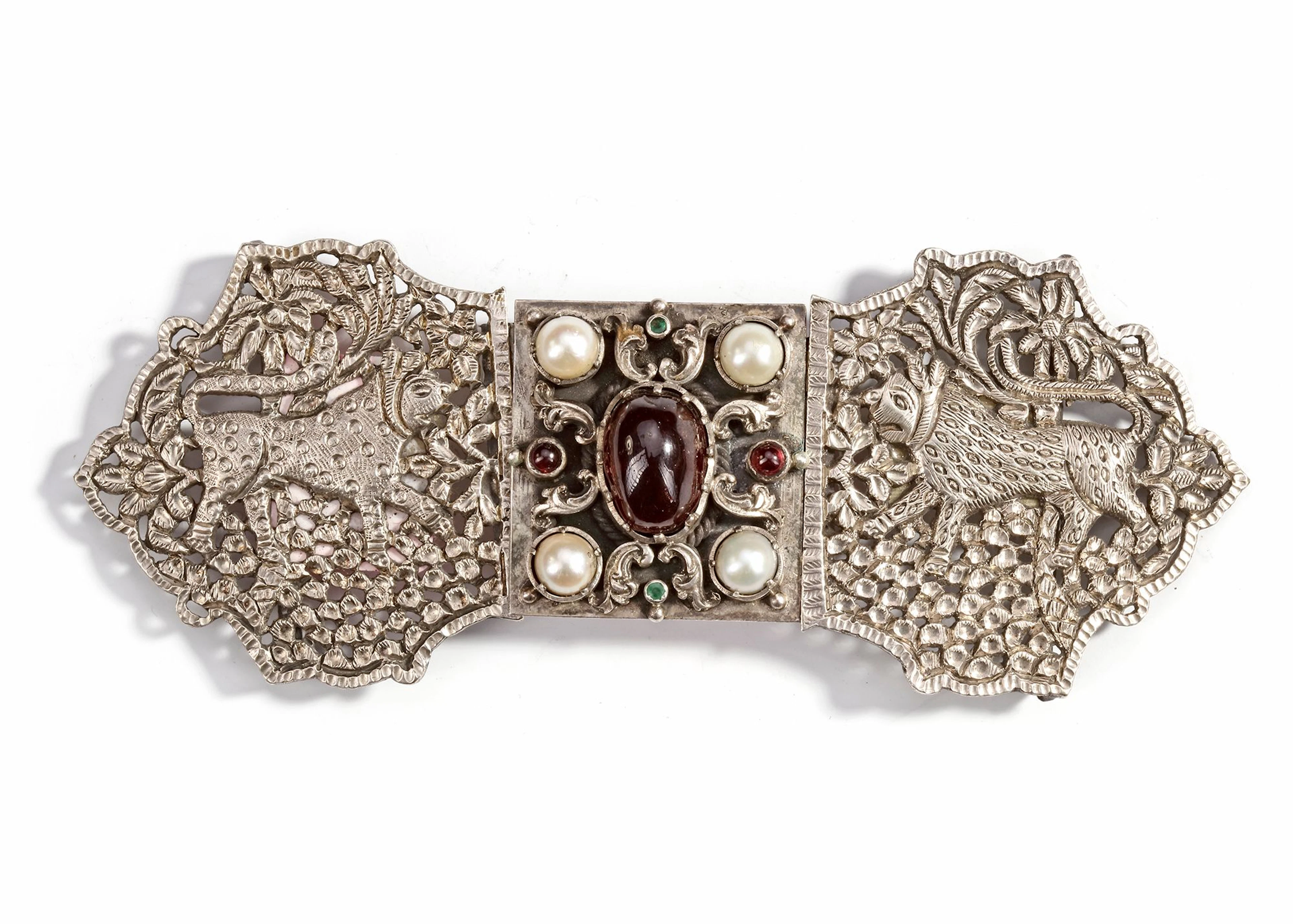 A SILVER BELT BUCKLE, INDIA, 20TH CENTURY