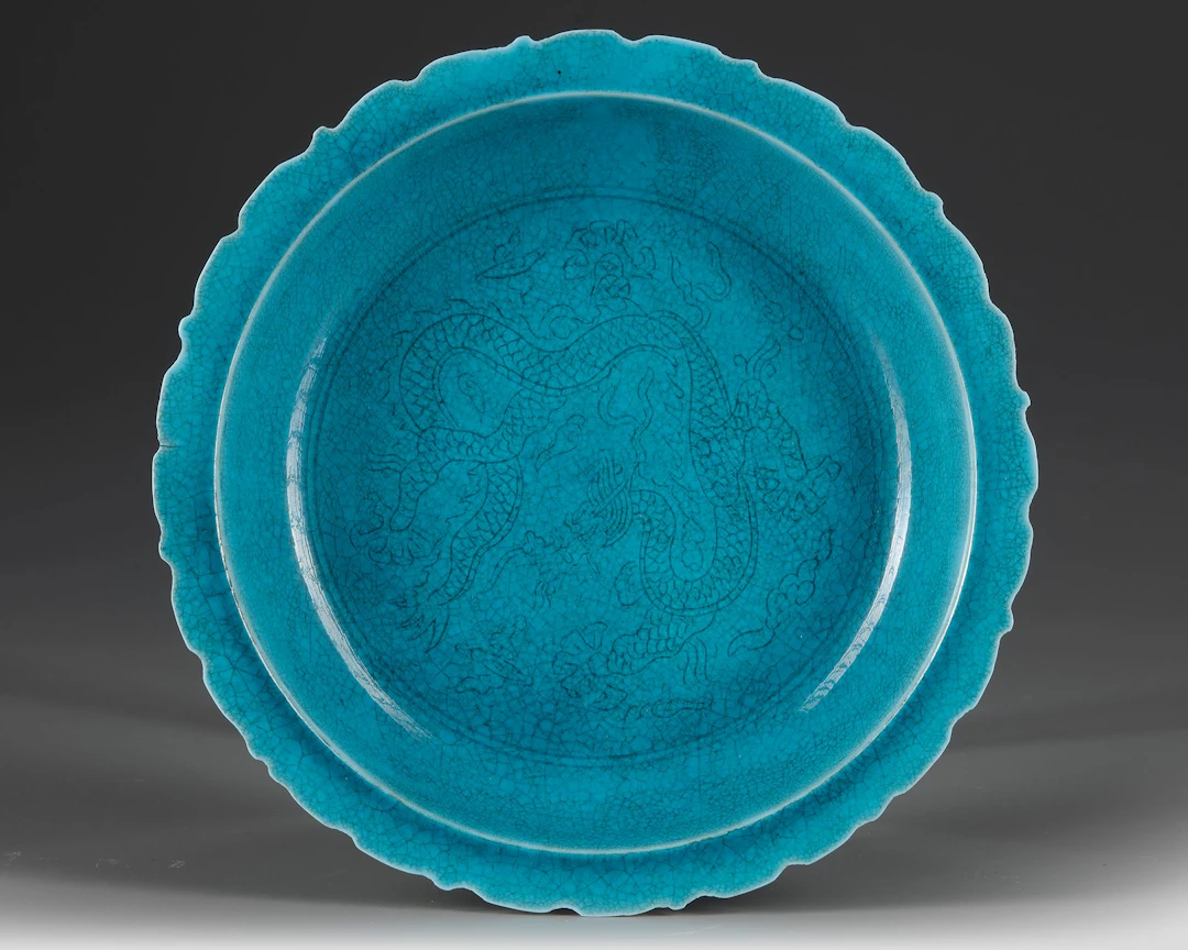 A CHINESE 'DRAGON' TURQUOISE GLAZED DISH, QING DYNASTY (1644–1911)