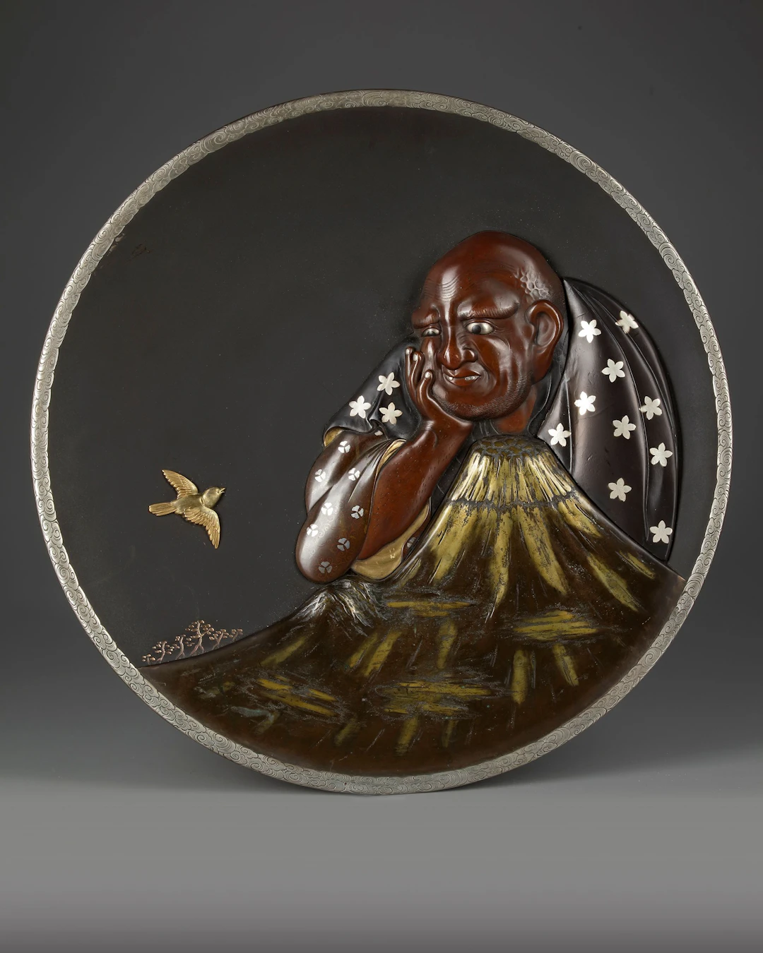 A LARGE JAPANESE CAST BRONZE AND MIXED METAL CHARGER, MEIJI PERIOD (1868-1912)